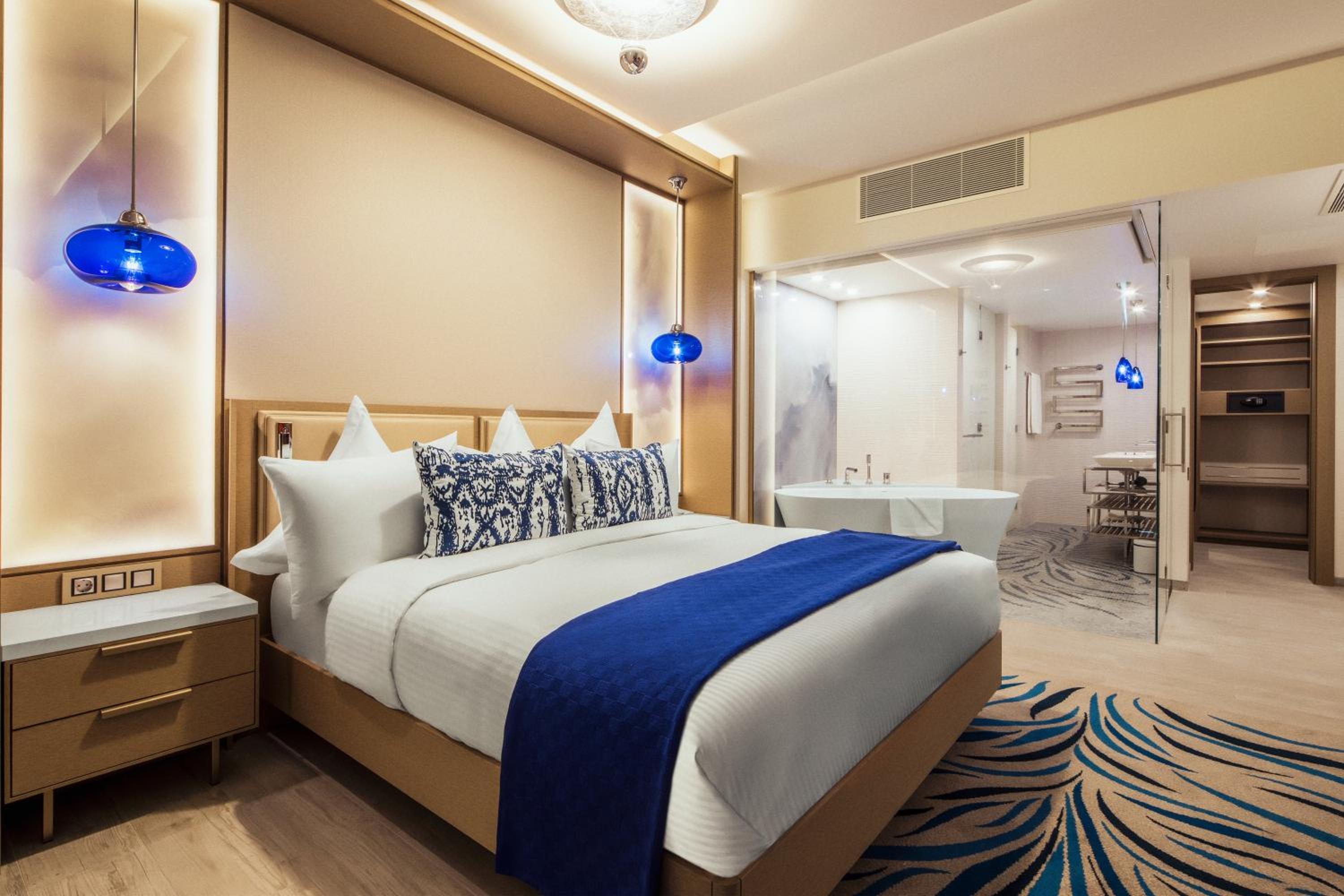 Deluxe Room, Guest room, 1 King, Partial sea view, Balcony