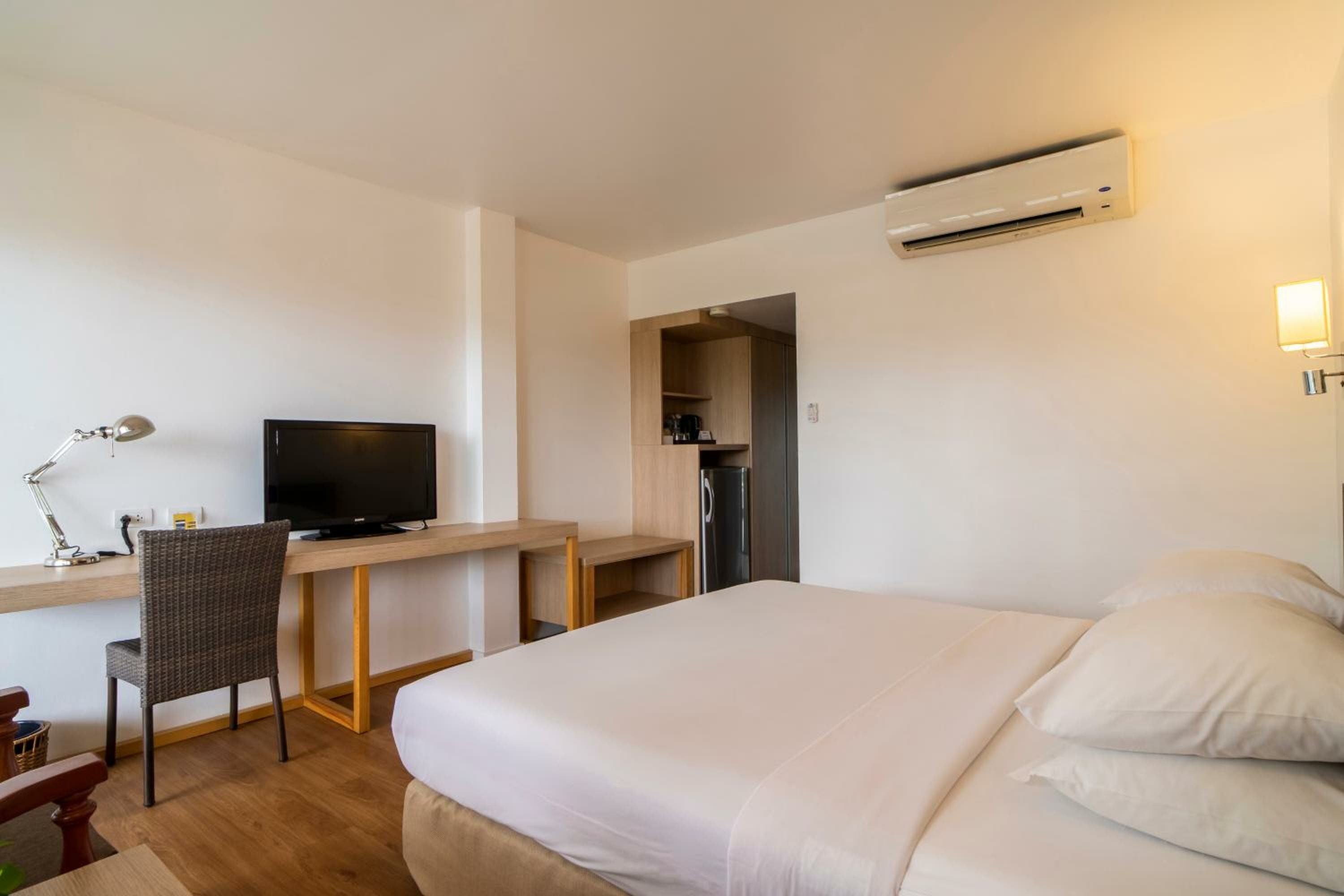 Superior King Room with Partial Ocean View