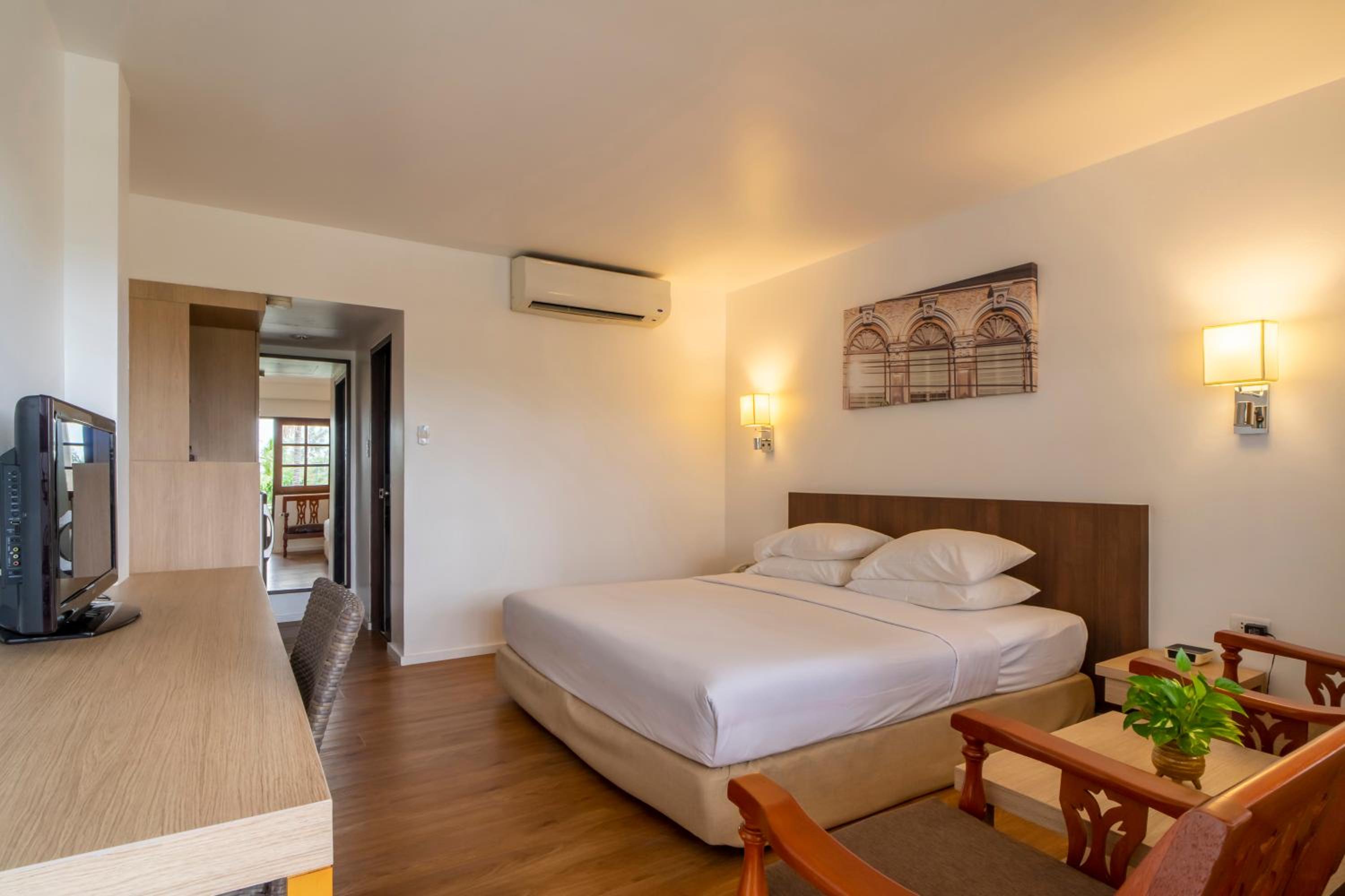 Superior King Room with Partial Ocean View