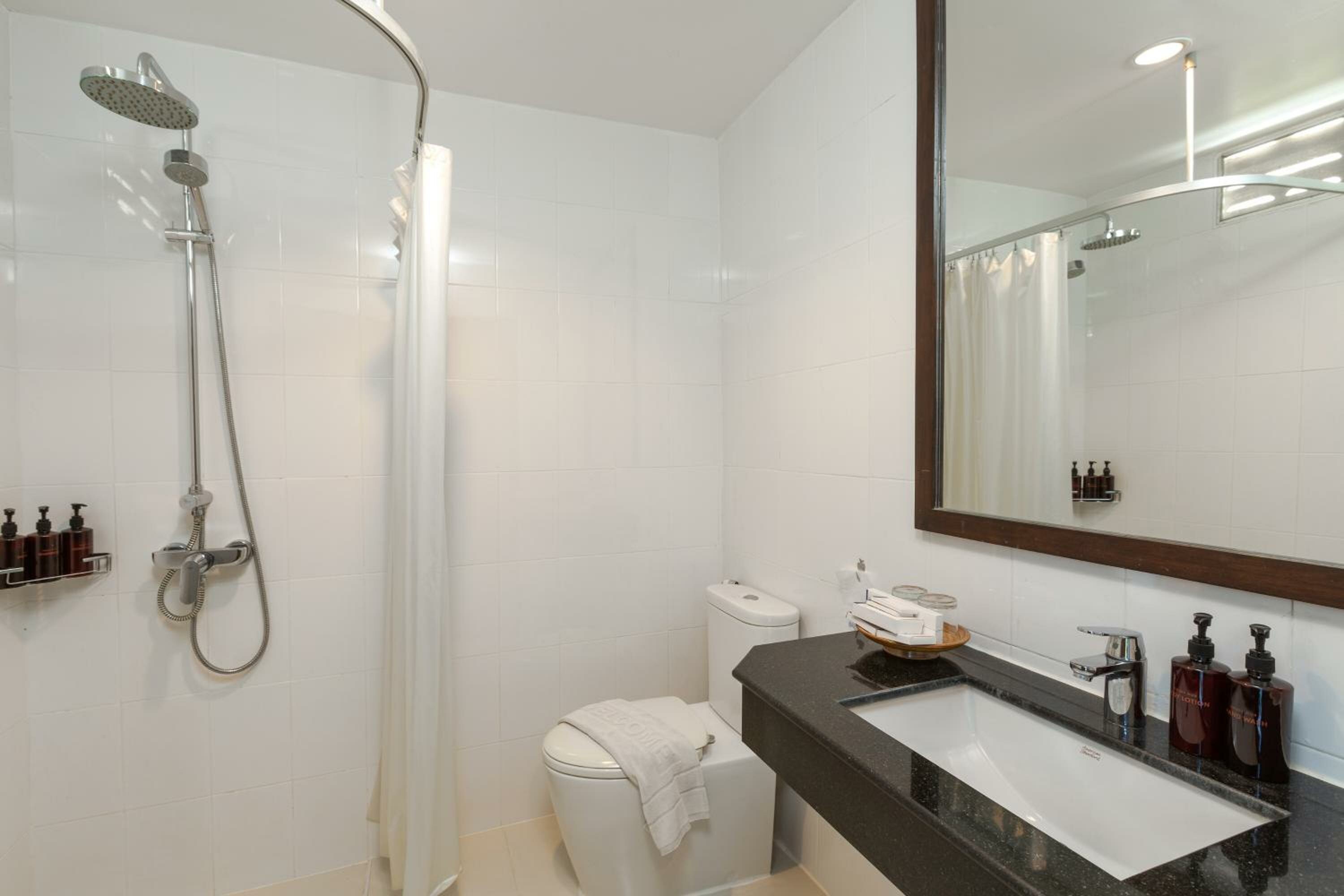 Superior King Room with Partial Ocean View