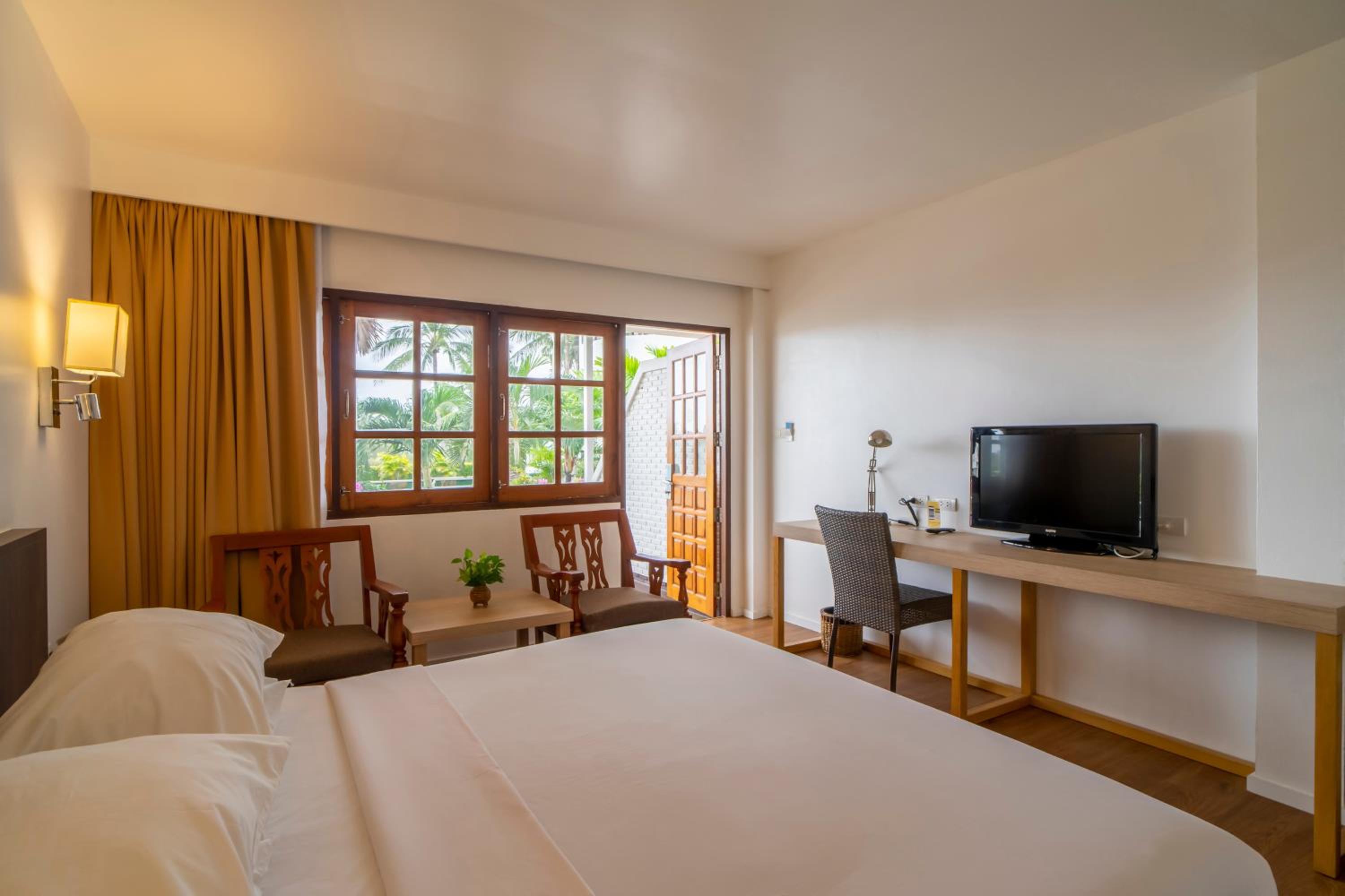 Superior King Room with Partial Ocean View