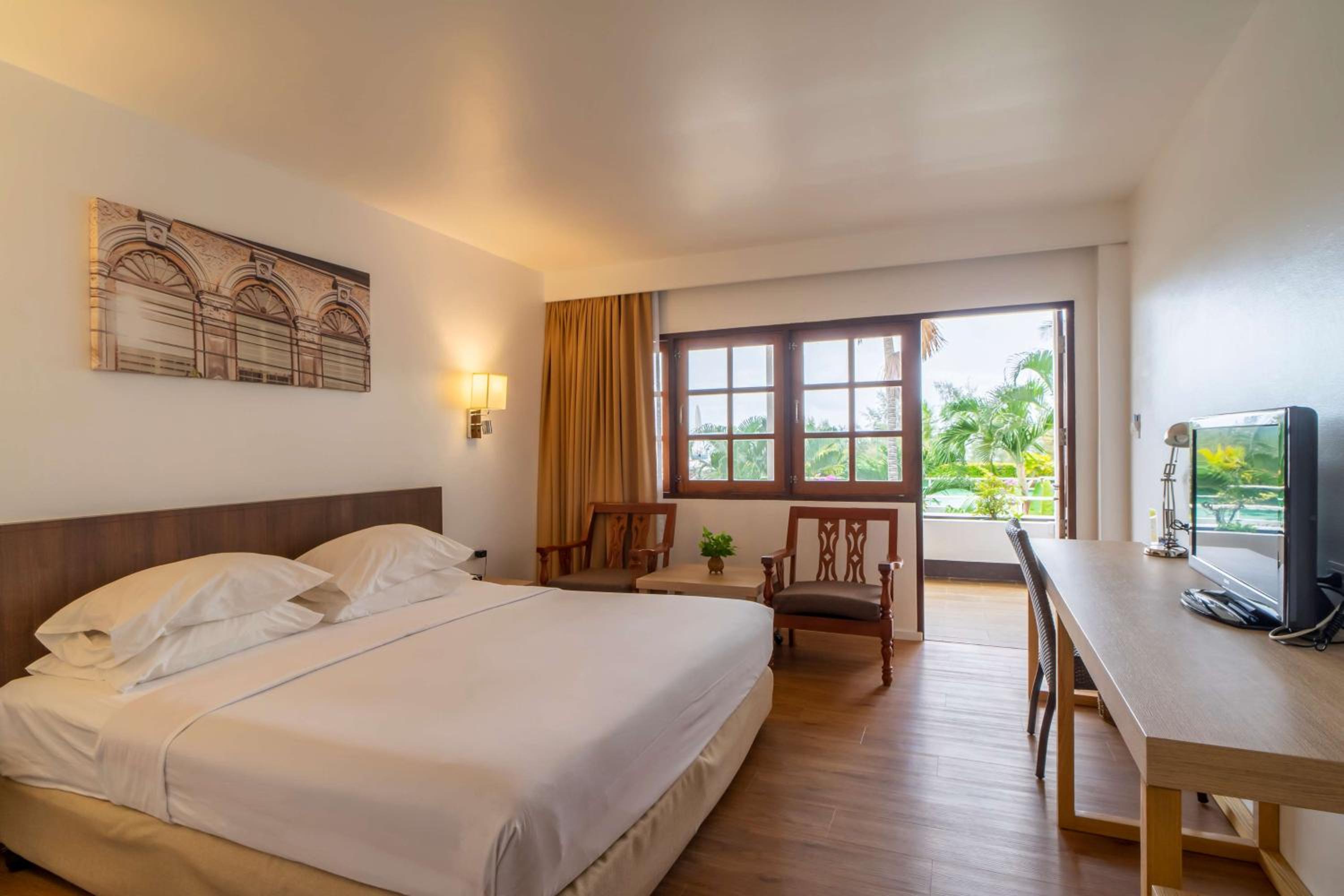 Superior King Room with Partial Ocean View