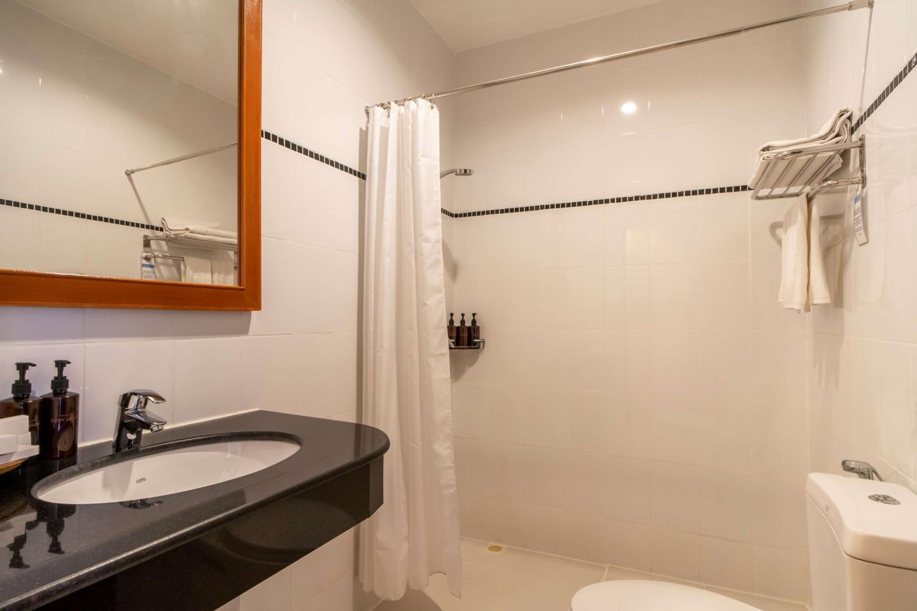 Superior King Room with Partial Ocean View