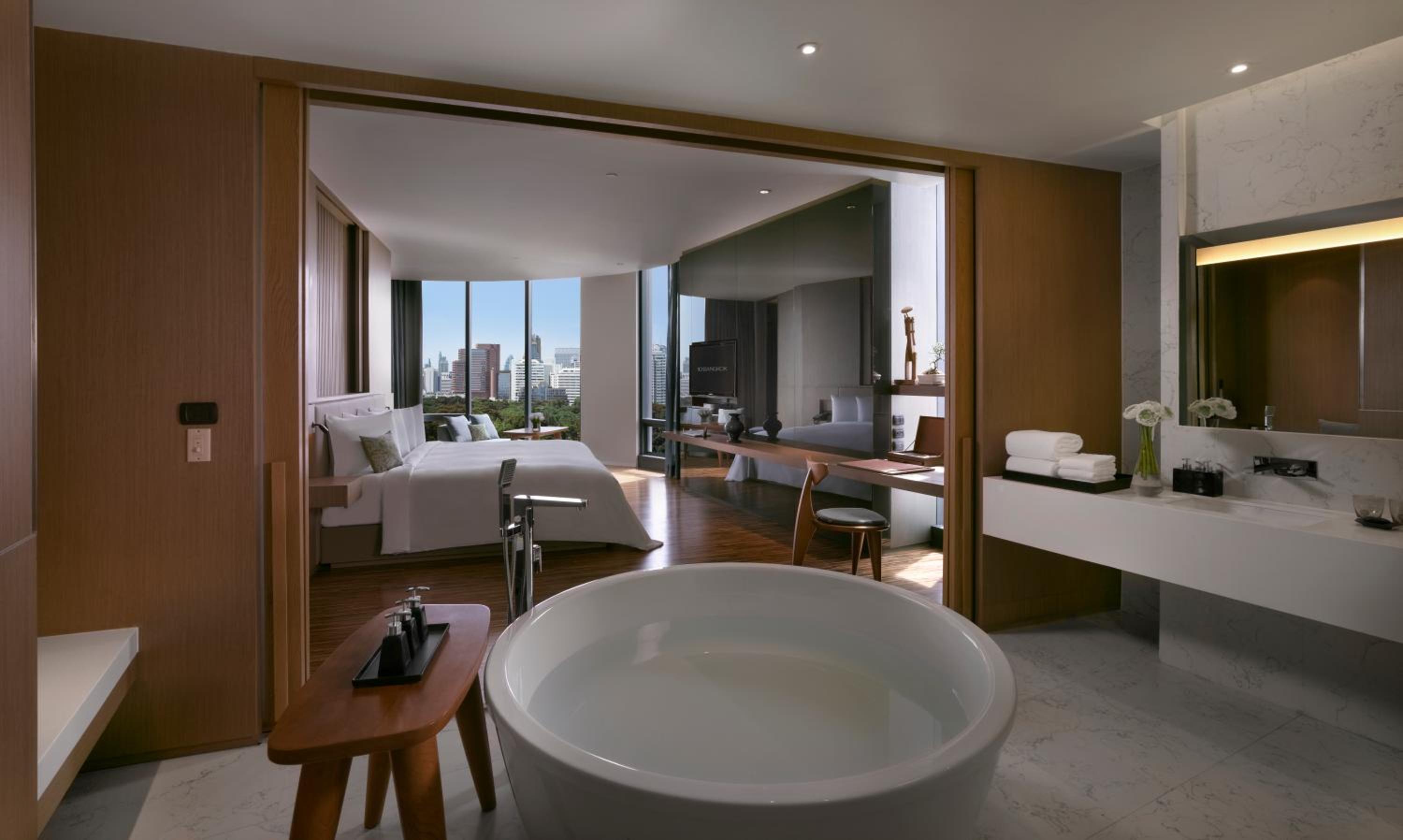 SO Lofty King Suite with Panoramic Park or City View