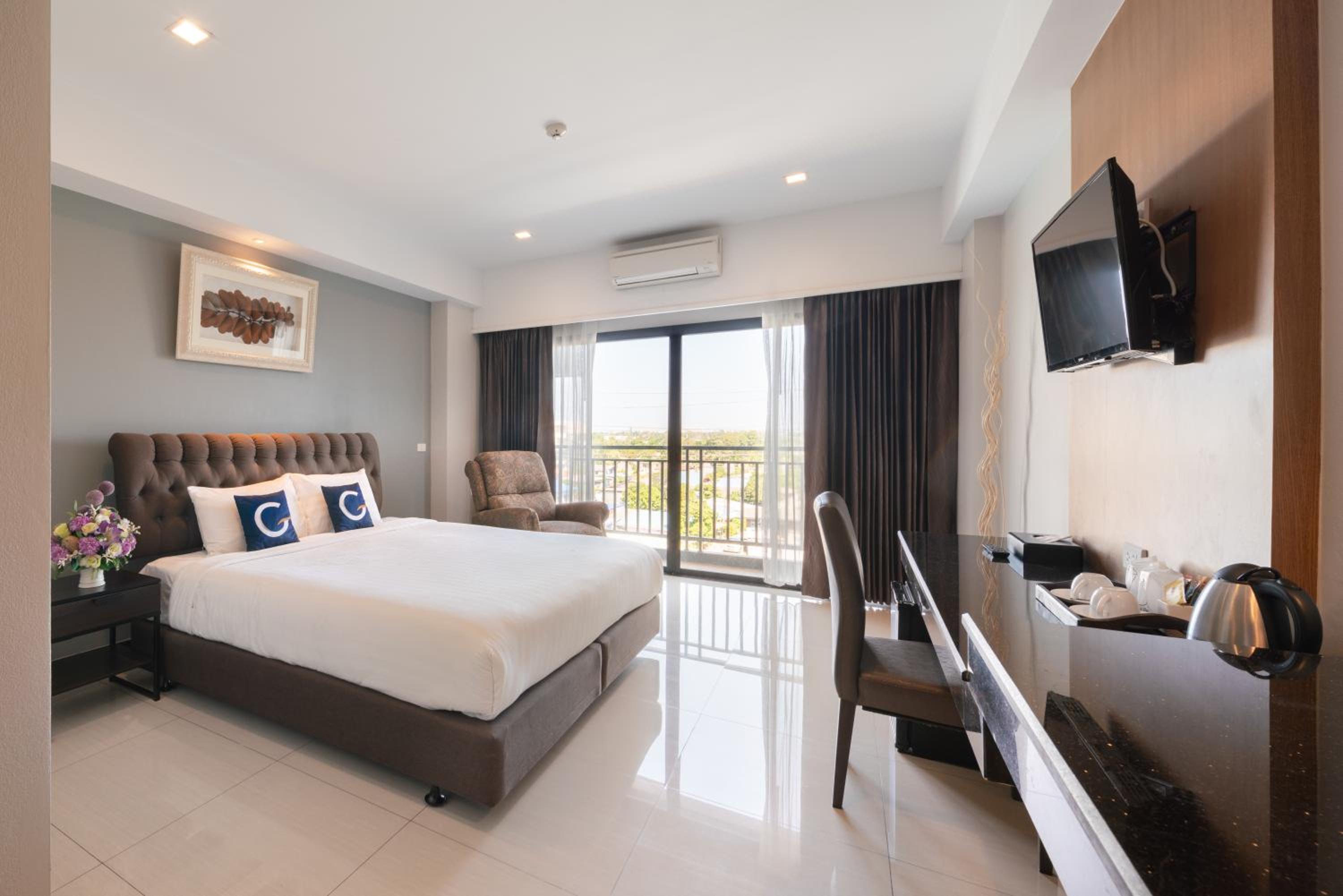Deluxe Double Room with Balcony - Free Airport Shuttle