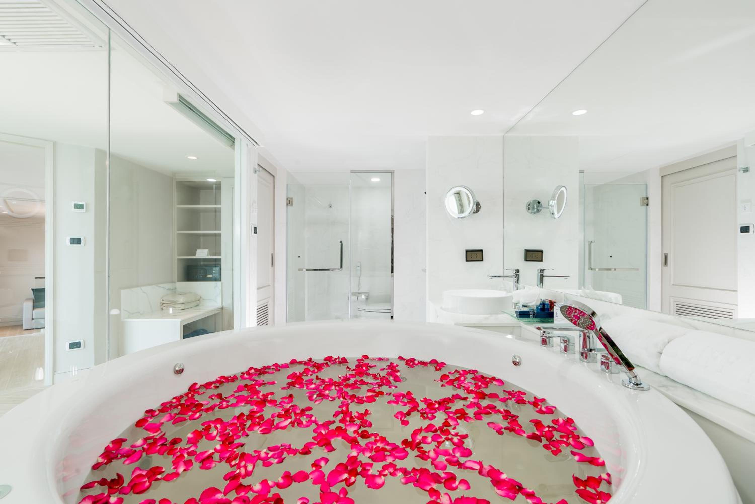 Thai Modern Theme Suite (2 Bedrooms)