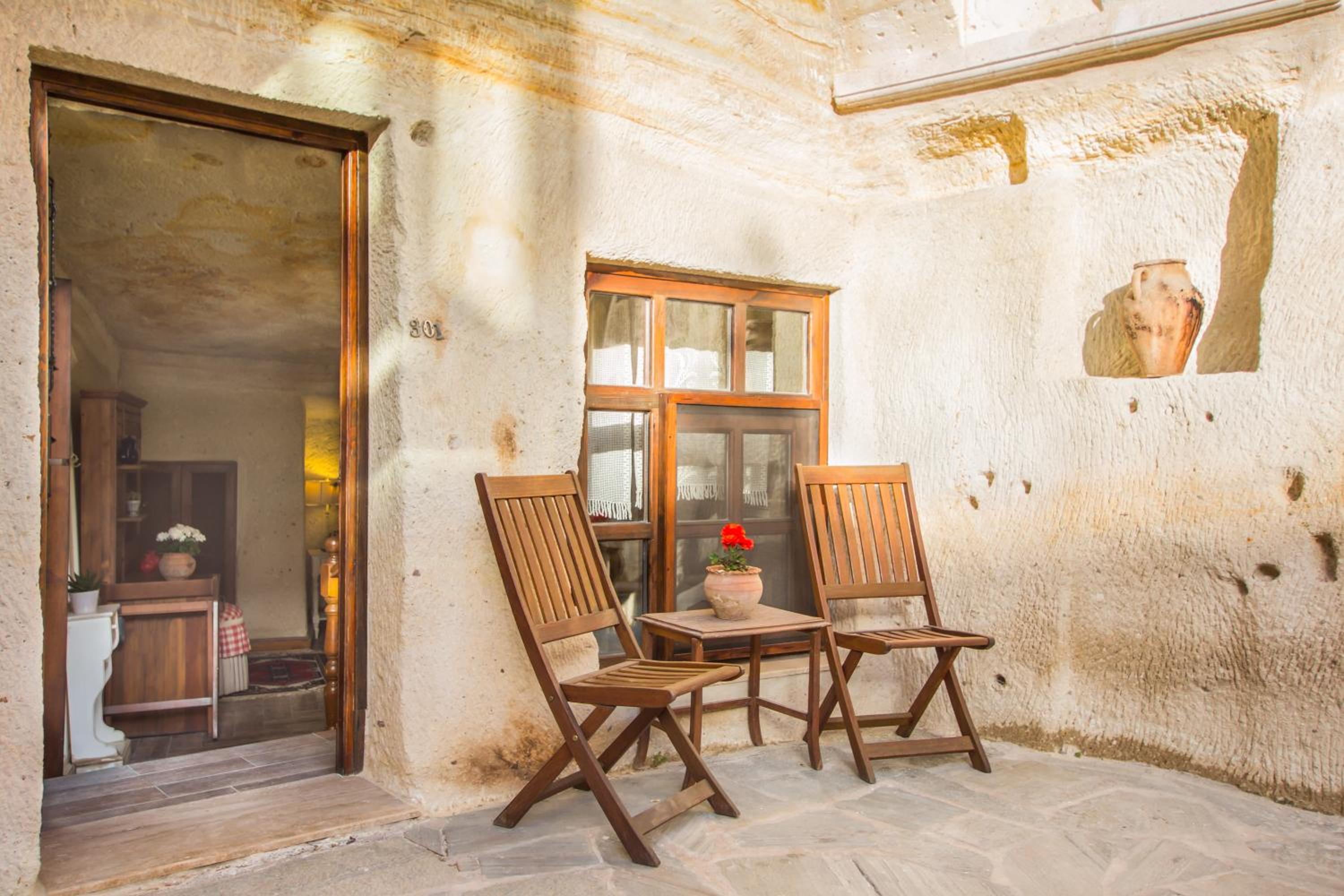 Deluxe Cave Room with Jacuzzi