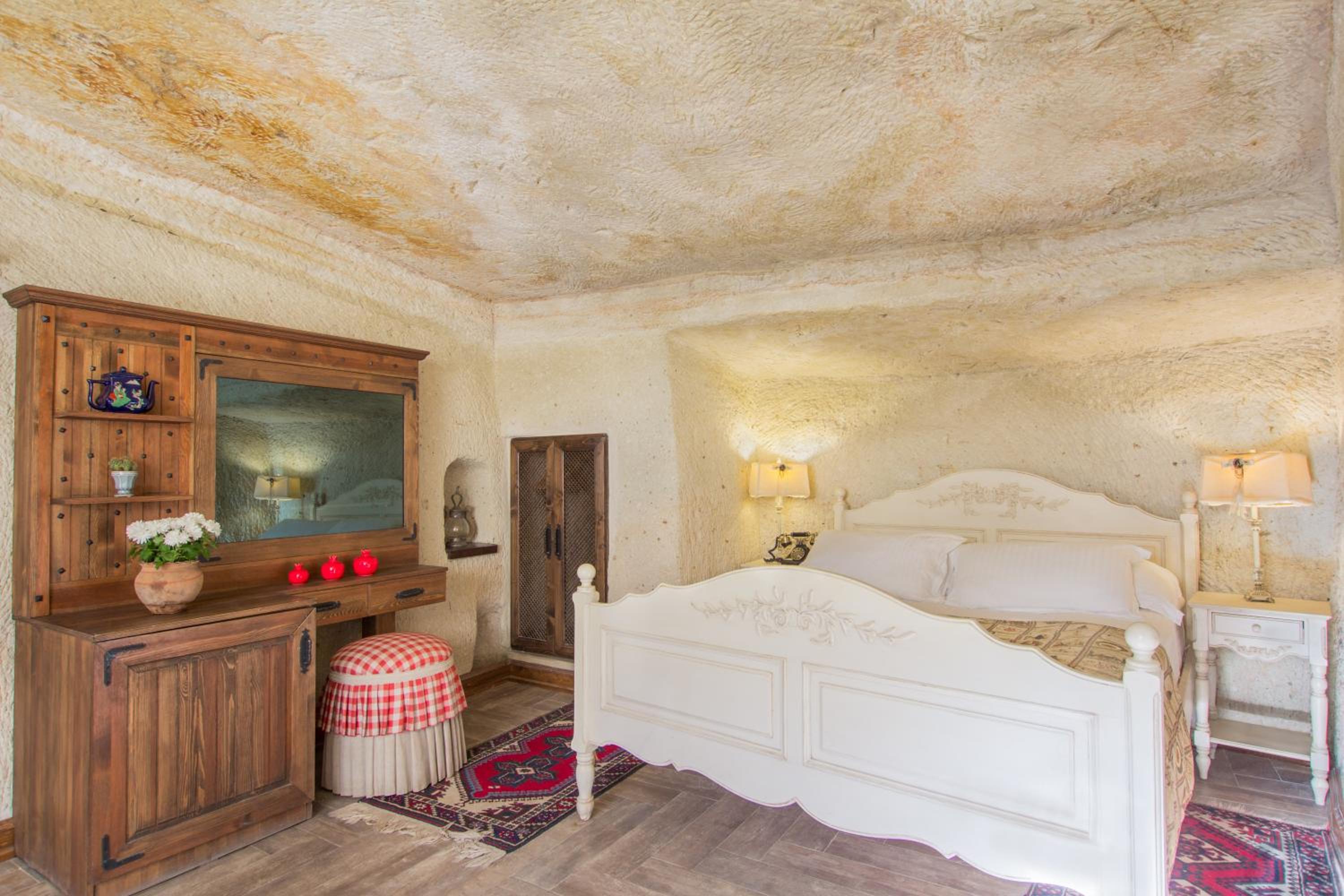 Deluxe Cave Room with Jacuzzi