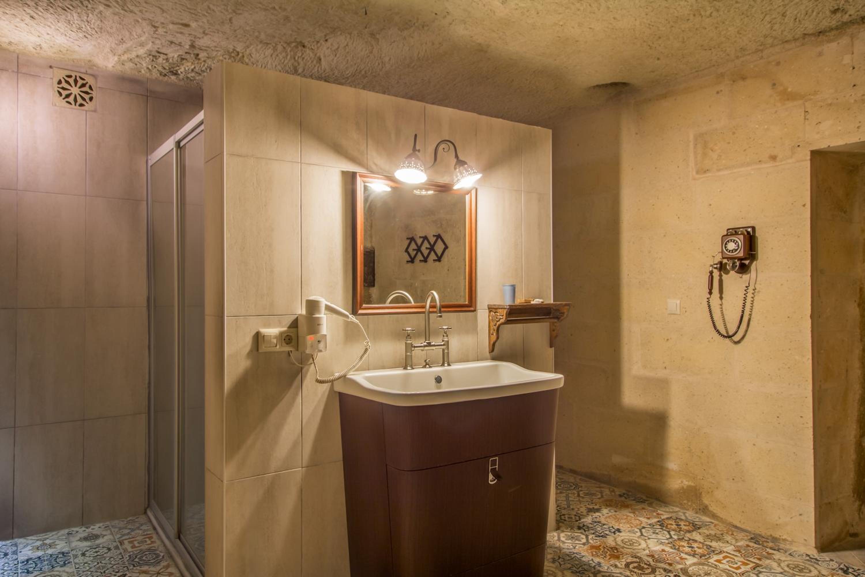 Deluxe Cave Room with Jacuzzi