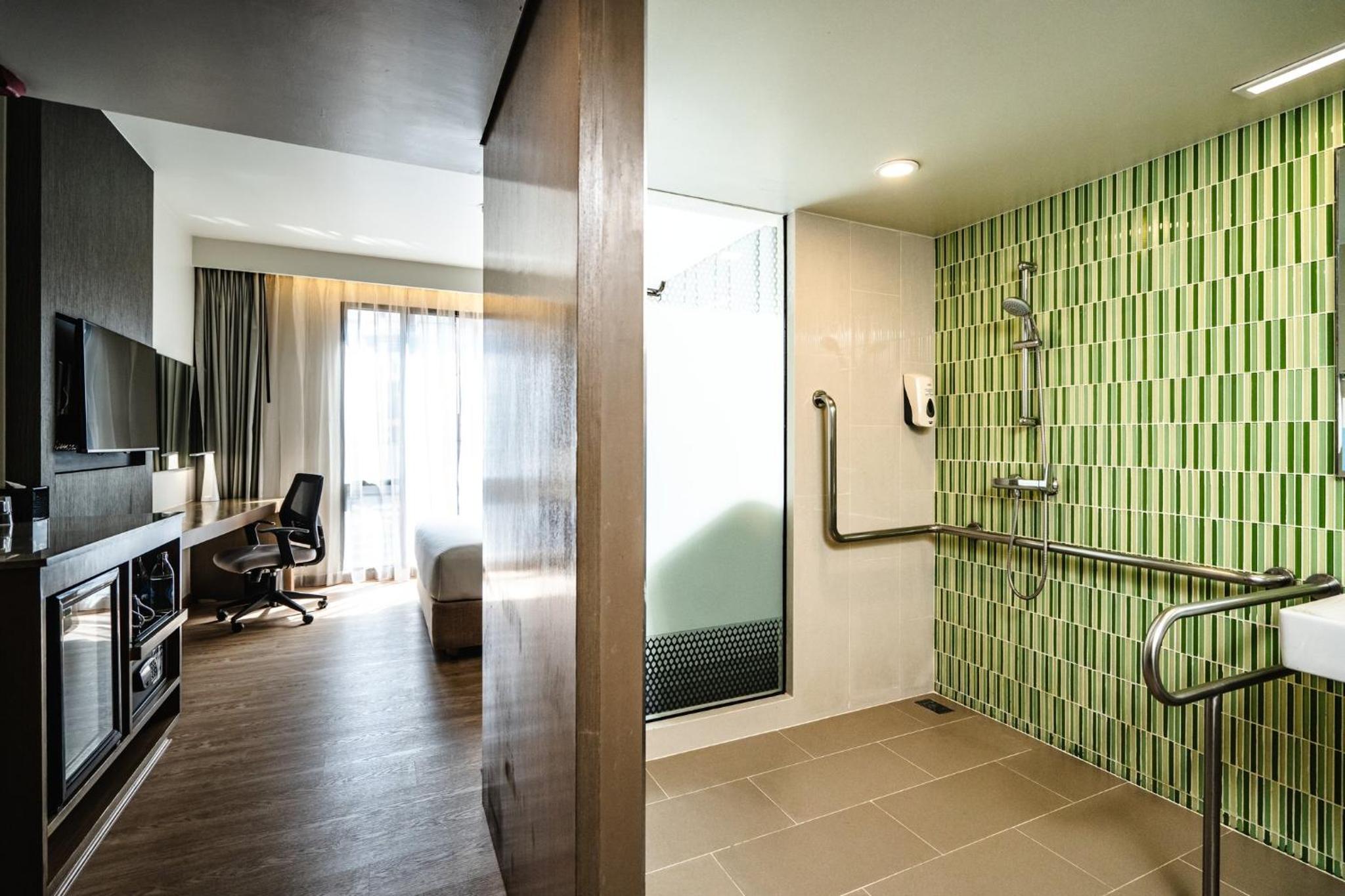 Standard Queen Room - Accessible with Free Breakfast