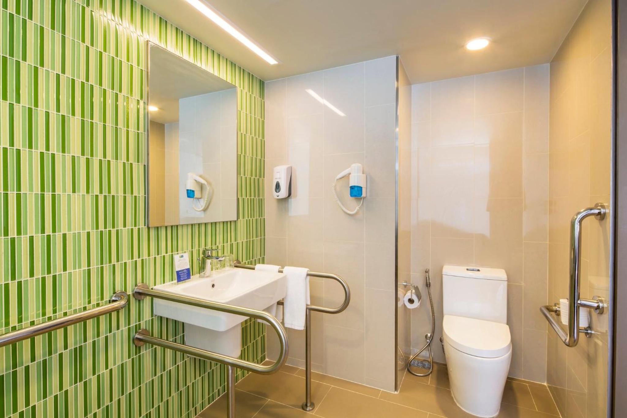 Standard Queen Room - Accessible with Free Breakfast