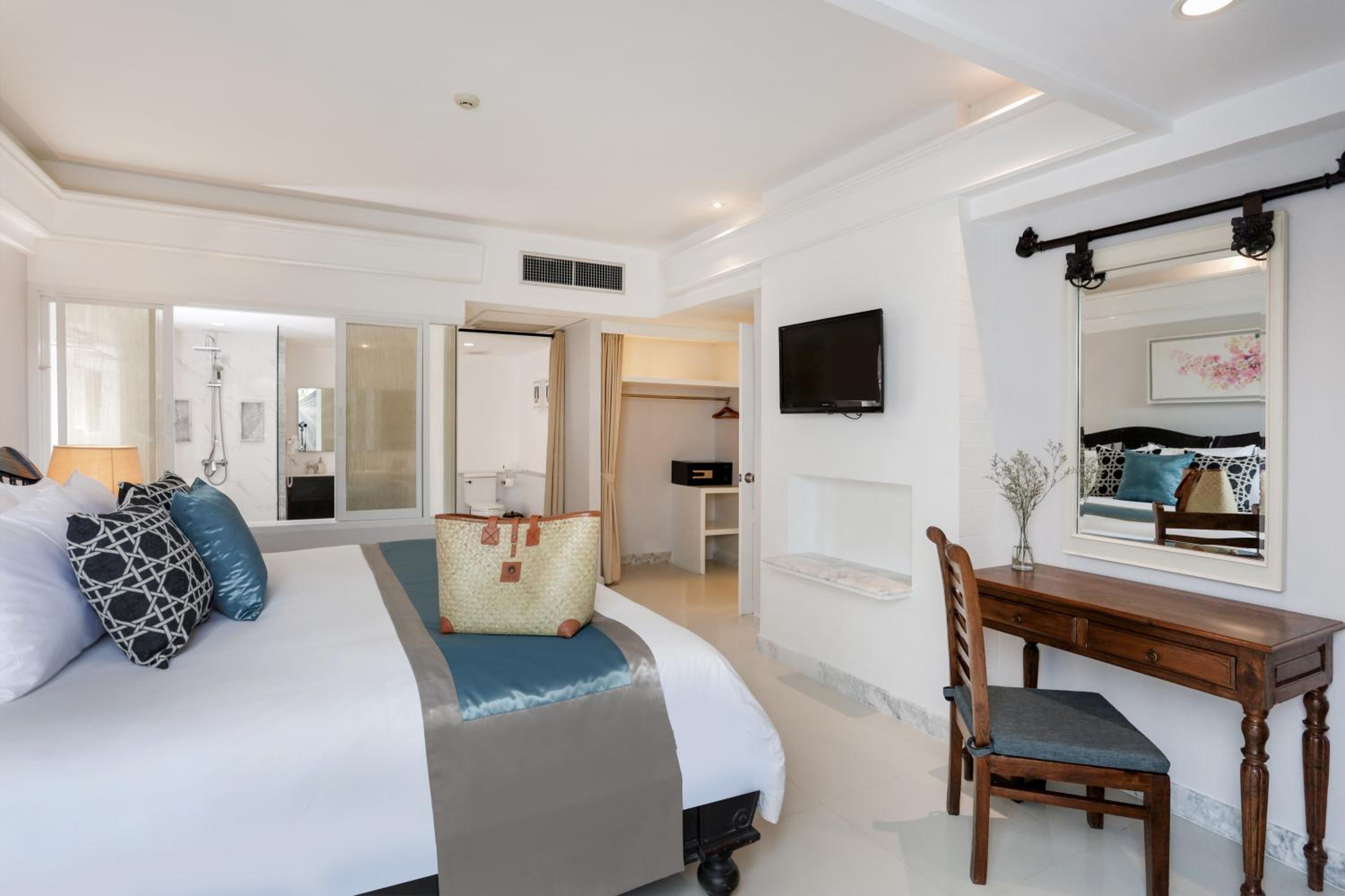 Seaview Three Bedroom Suite with Bathtub