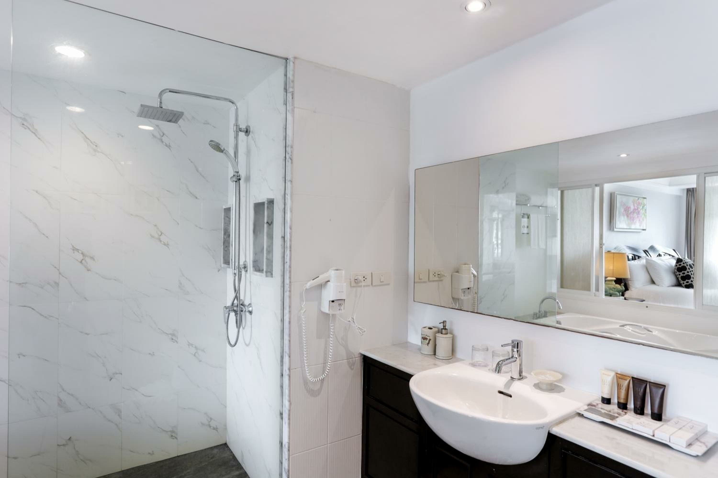 Seaview Three Bedroom Suite with Bathtub
