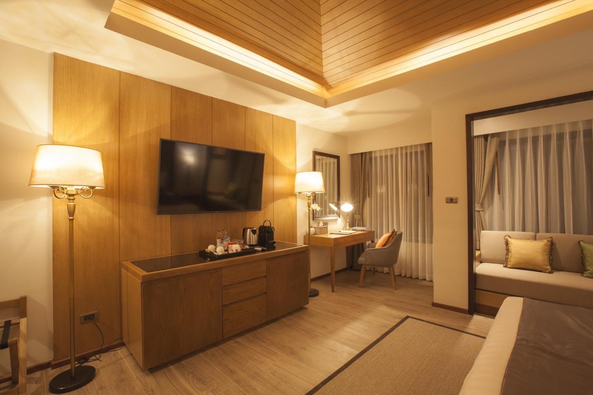 Executive Suite with Daybed