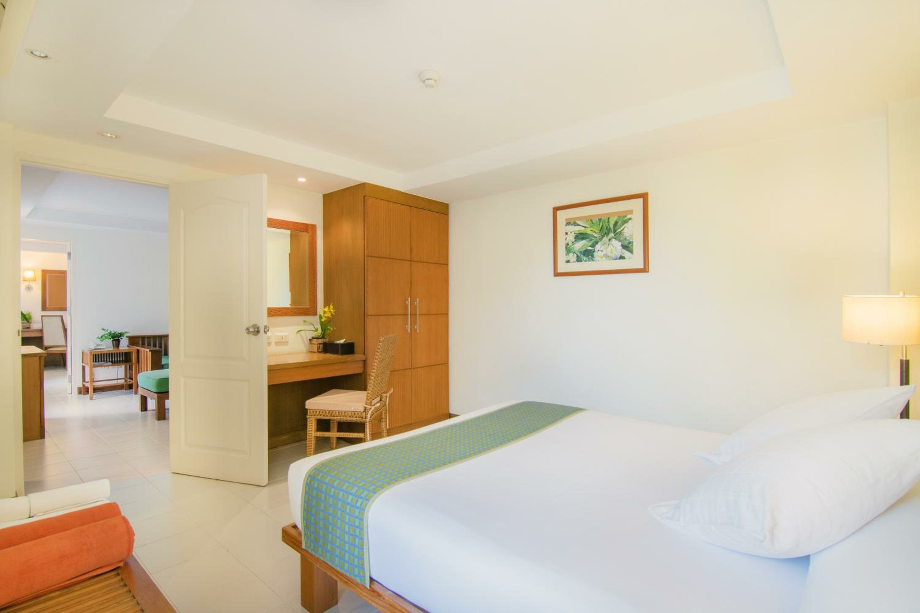 One-Bedroom Queen Suite