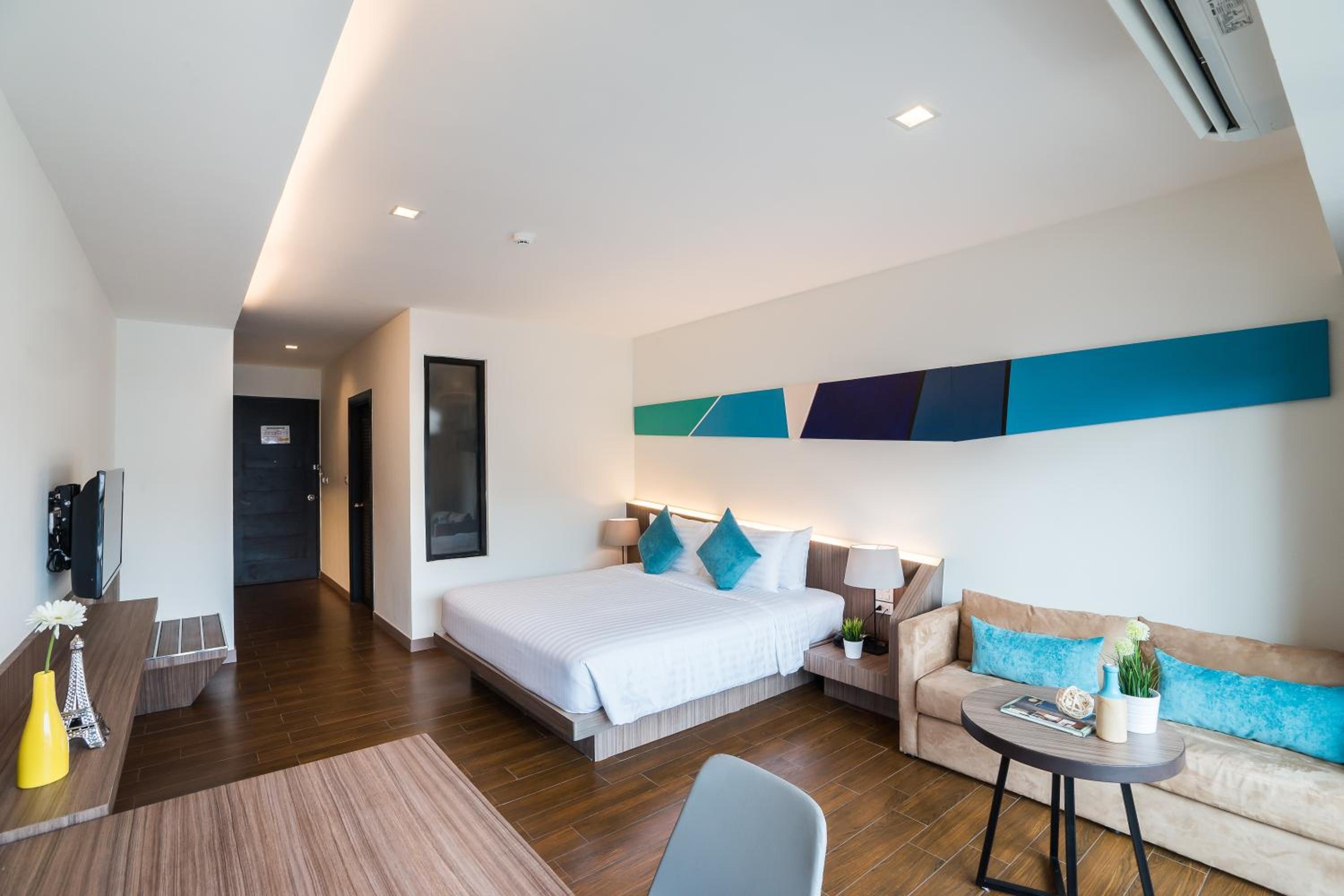 Deluxe Premier Pool View Room