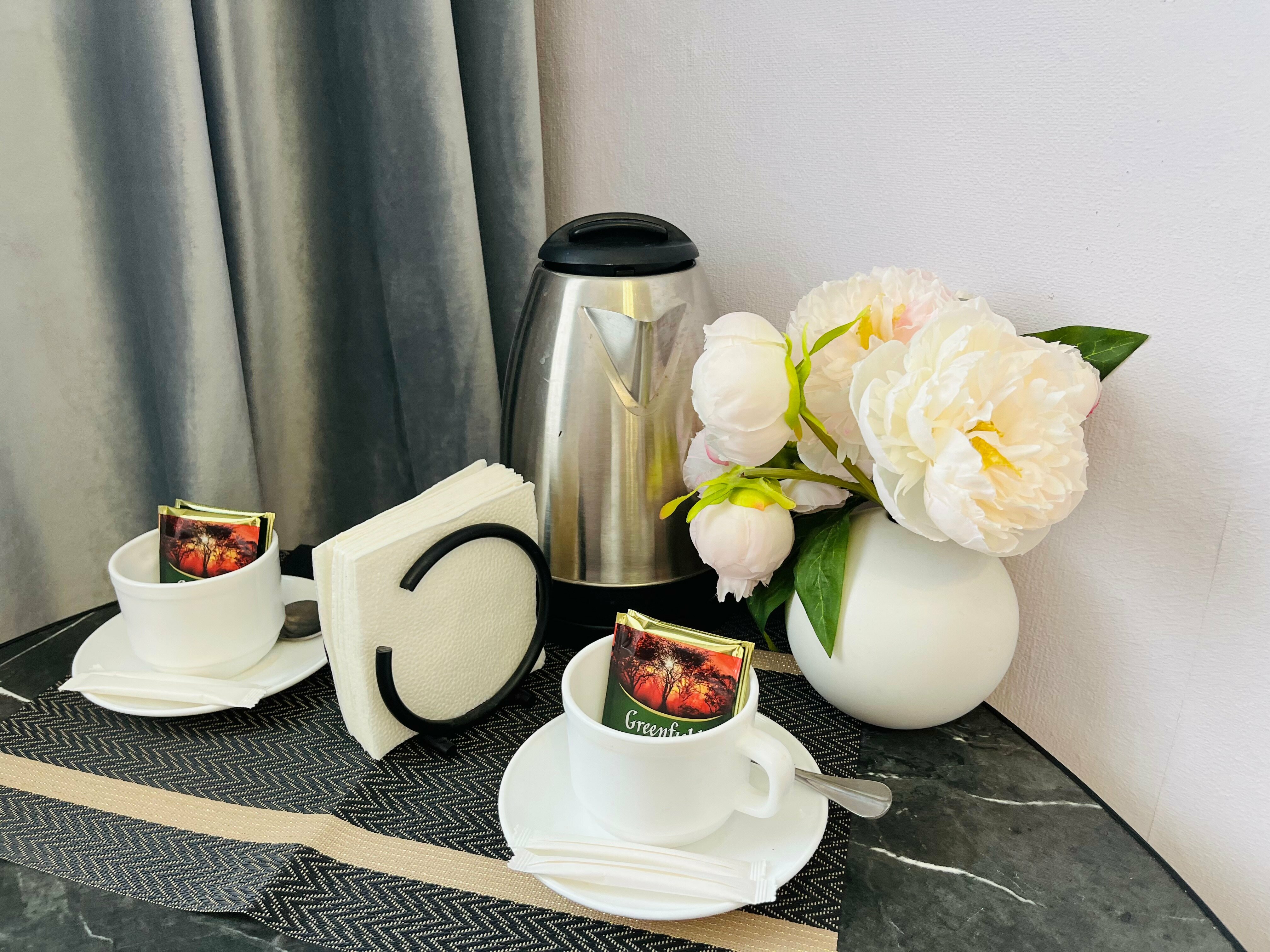 Двухкомнатный стандартный номер с двумя односпальными и кроватями и доп местом