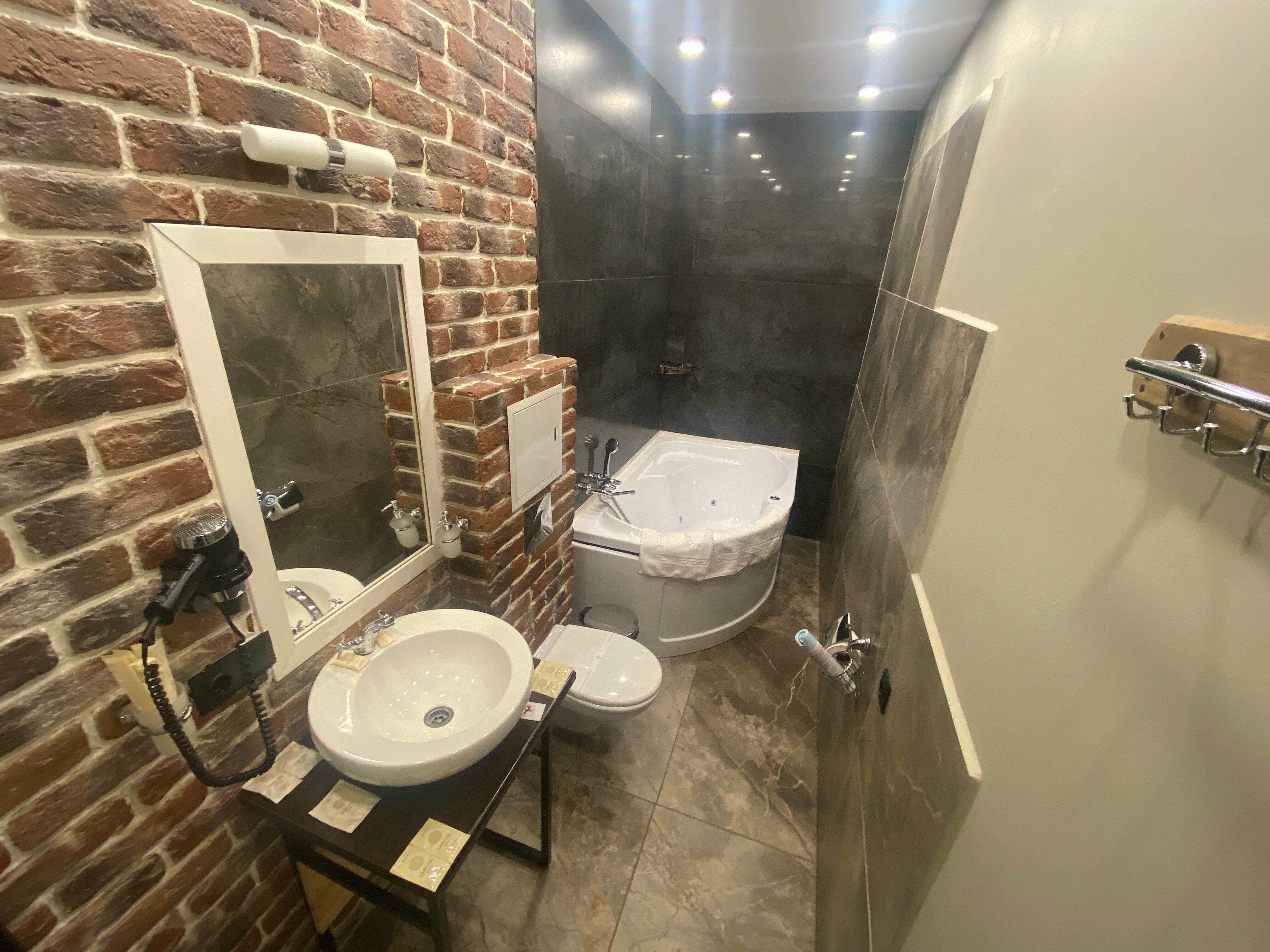 Люкс с кроватью размера «king-size» и гидромассажной ванной