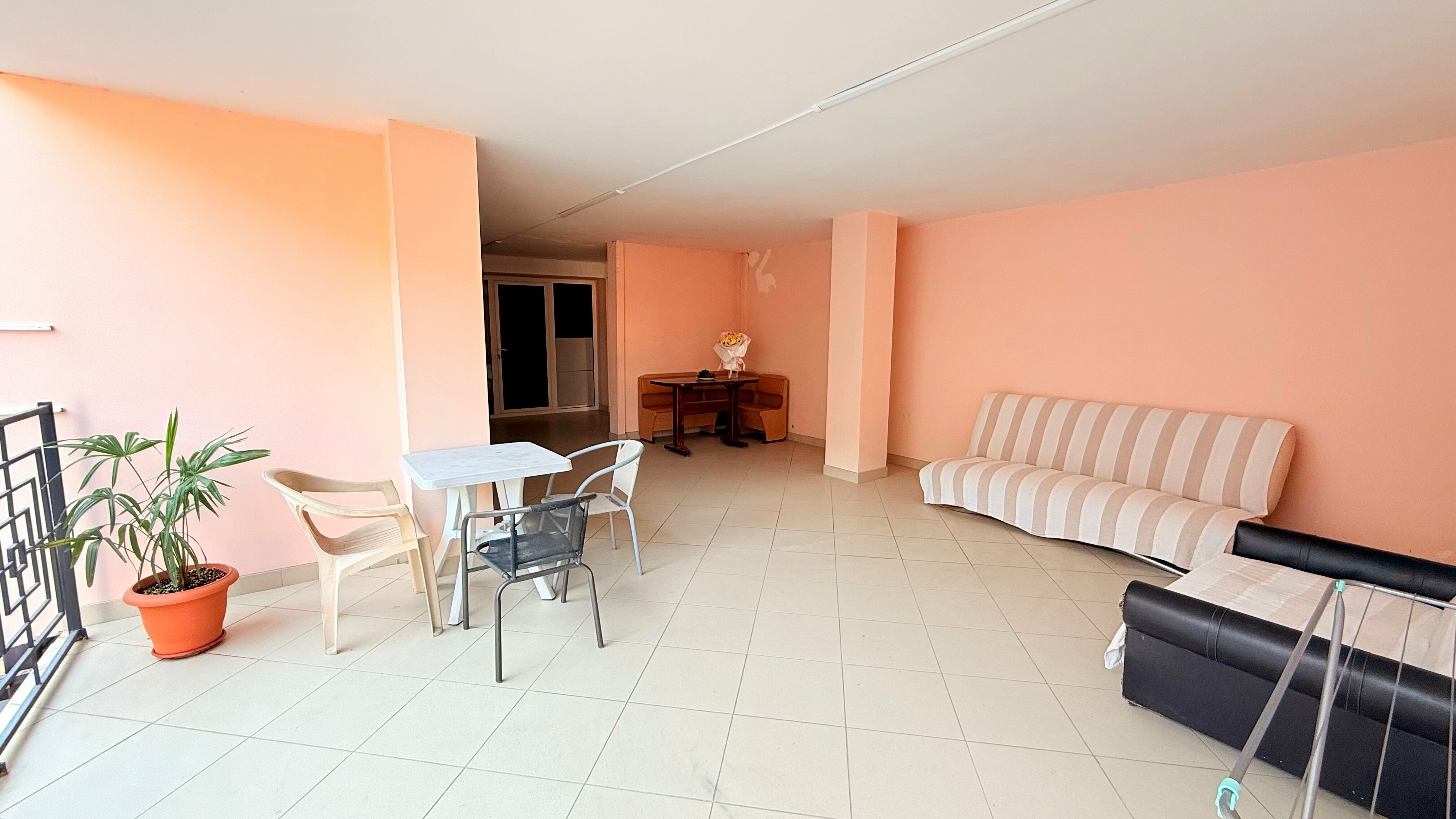 Студия с крытой террасой и кухней