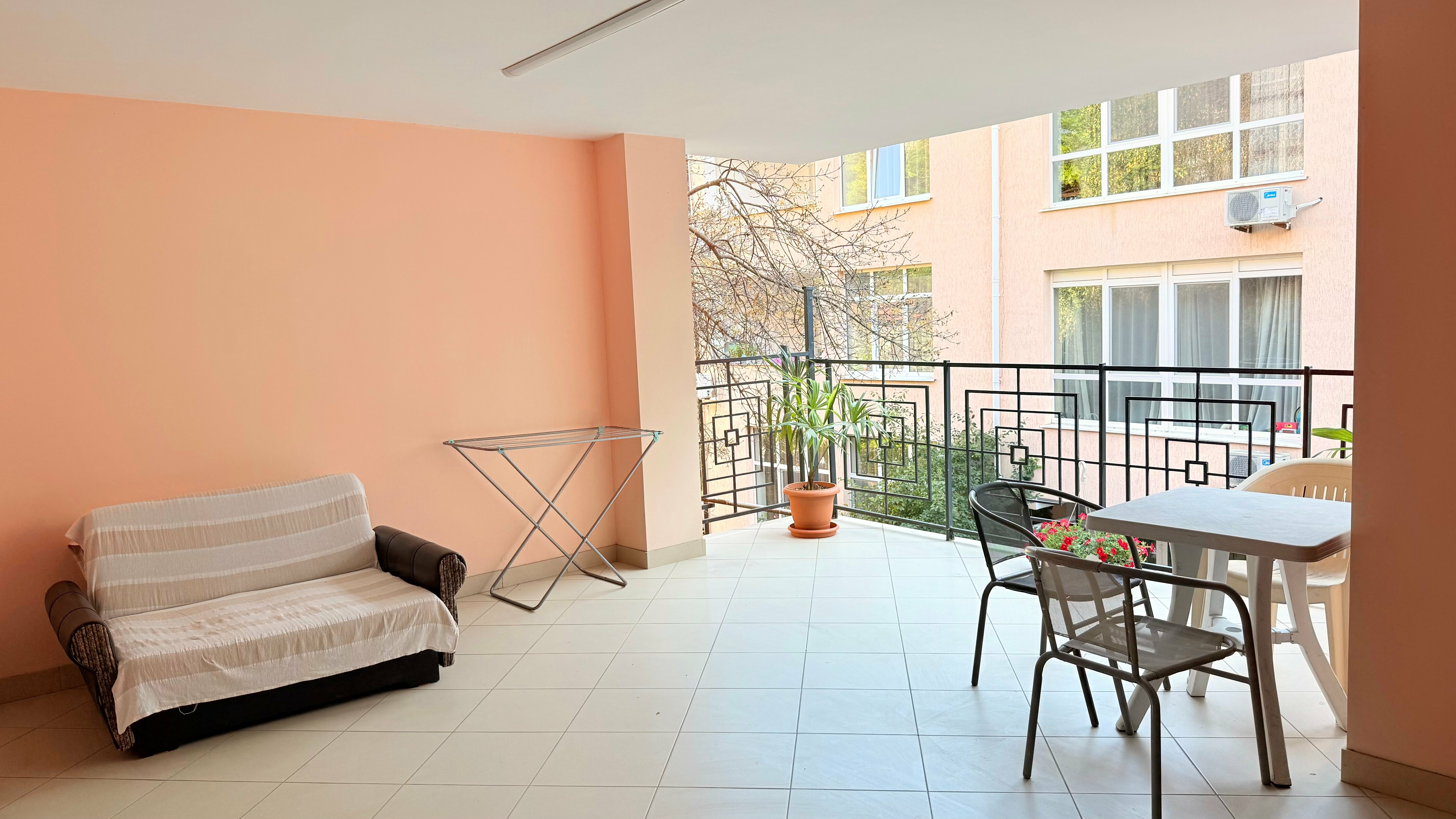 Студия с крытой террасой и кухней