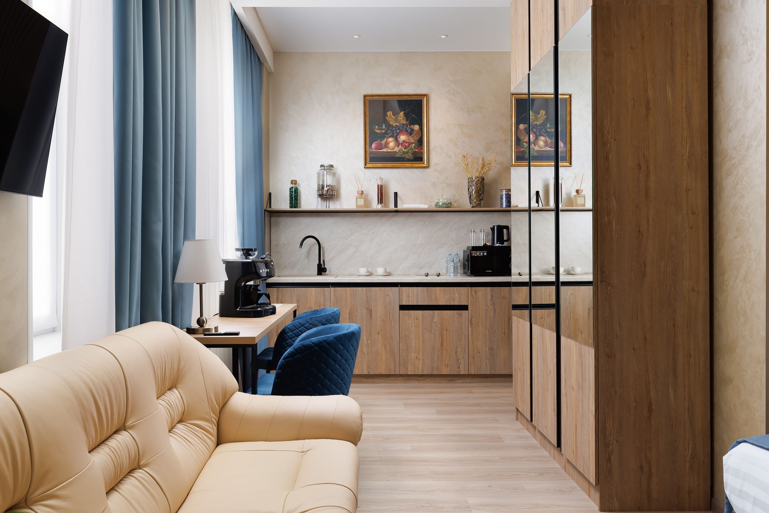 Номер-студия с кроватью размера "king-size" и диван-кроватью