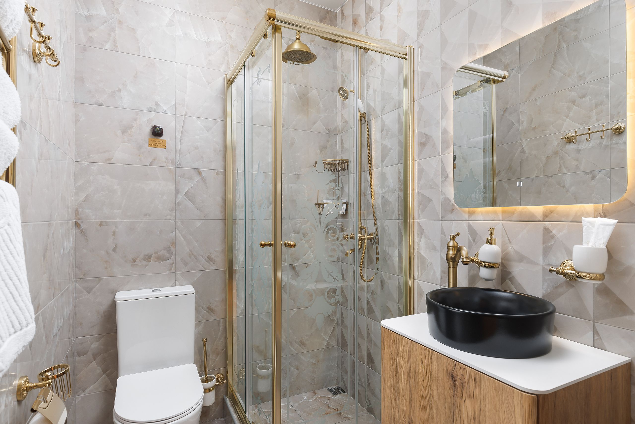 Номер-студия с кроватью размера "king-size" и диван-кроватью