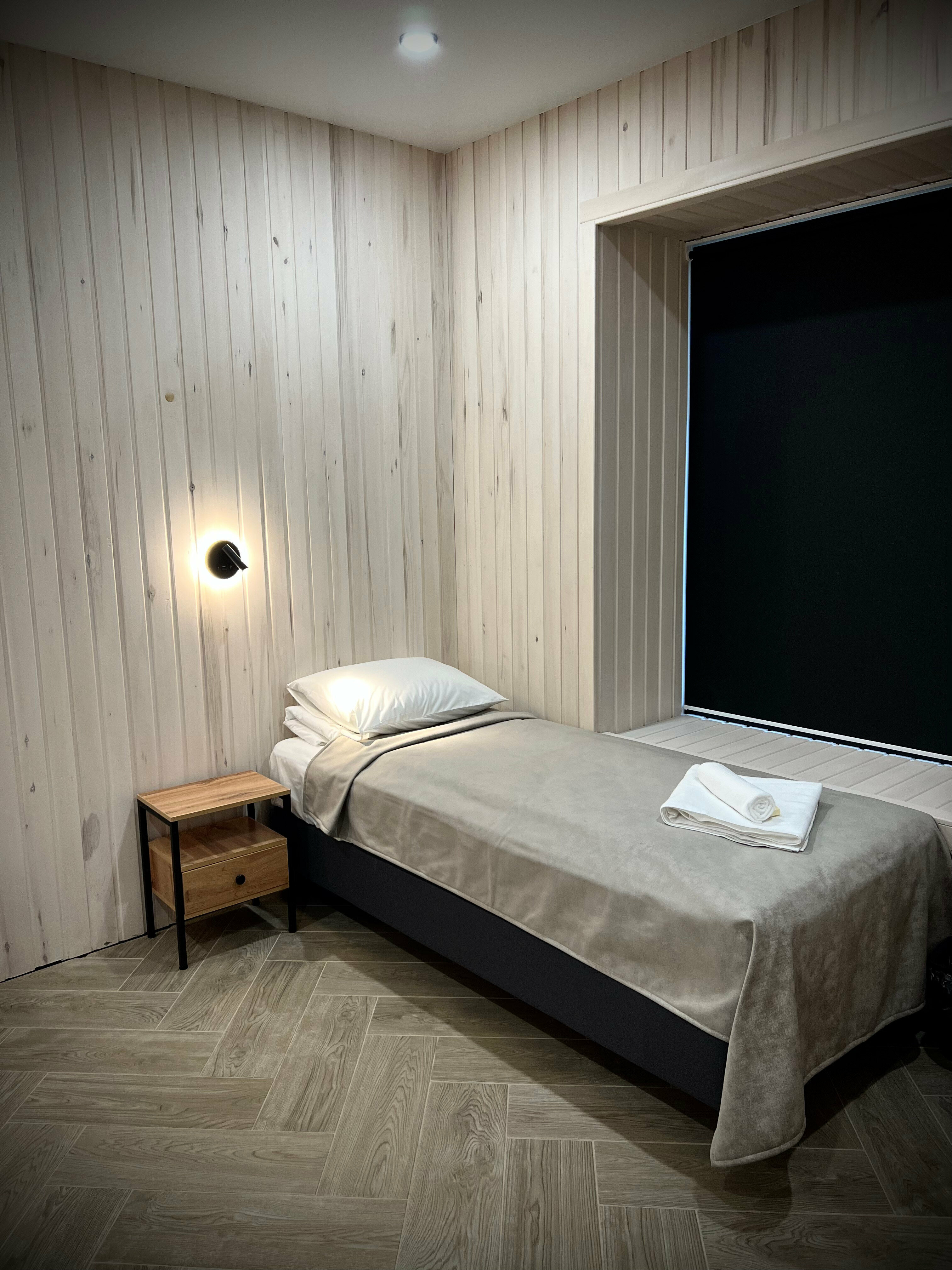 Стандартный двухместный номер с 2 отдельными кроватями и общей ванной комнатой