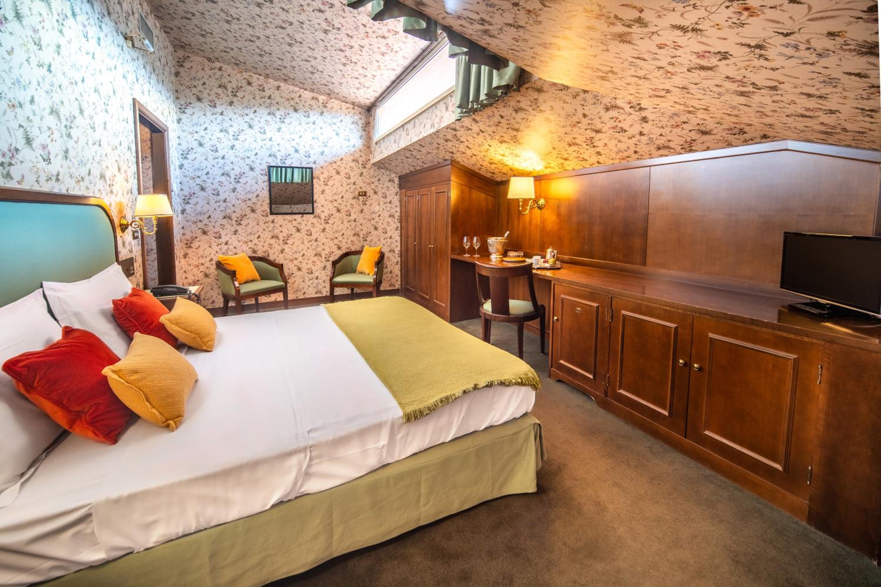  Basic Double Room With Small Window