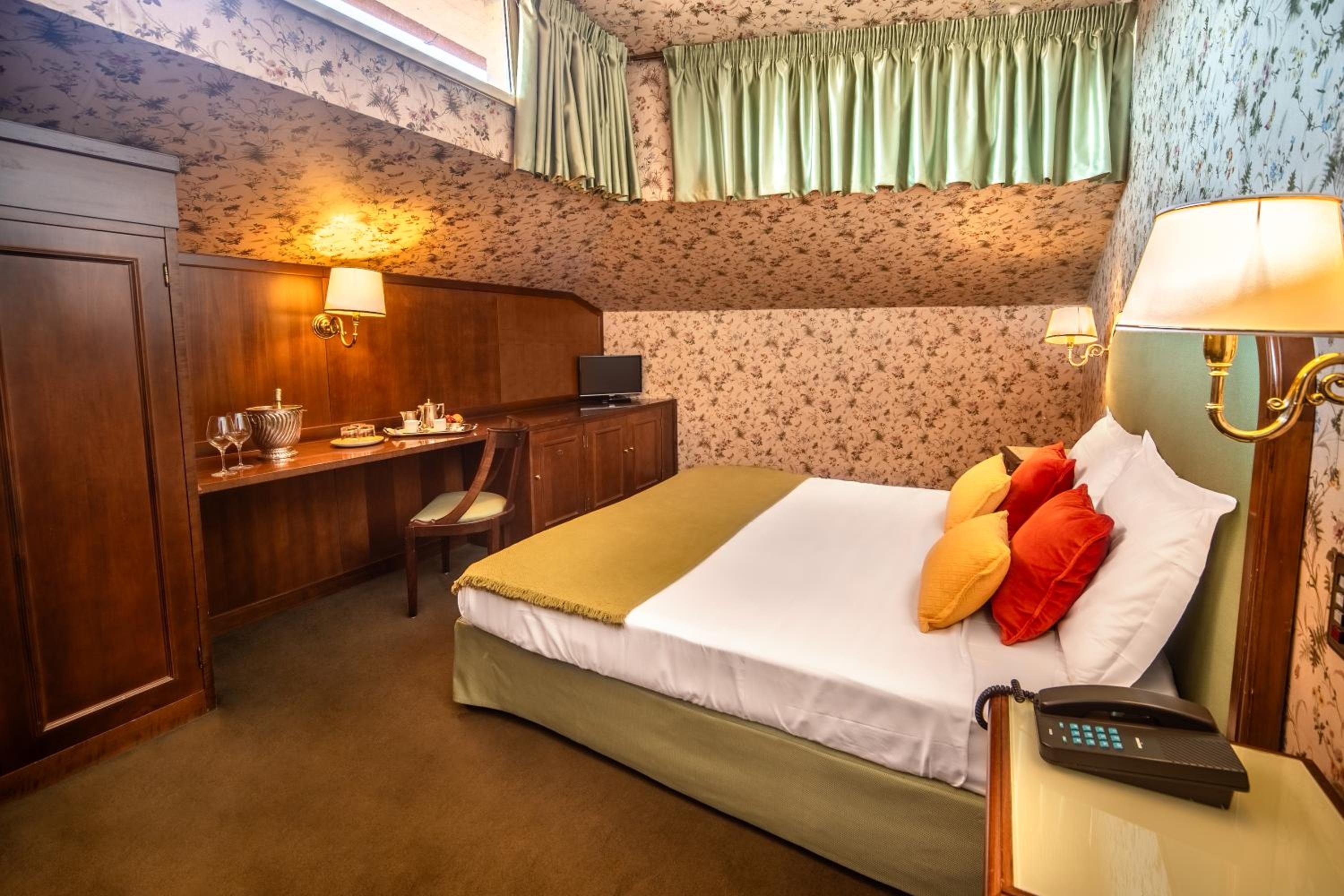 Basic Double Room With Small Window
