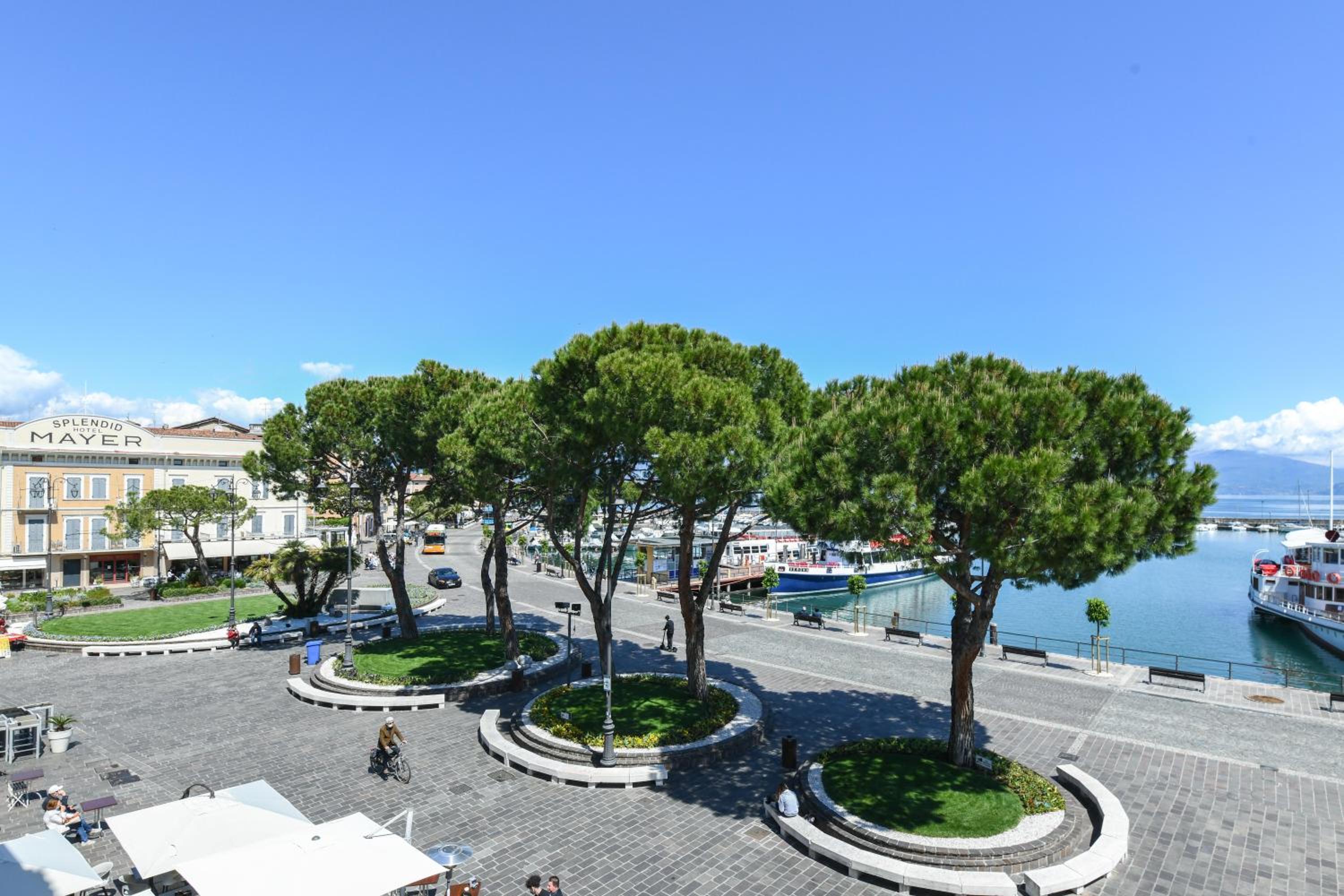 Deluxe Room with Balcony and Lake View