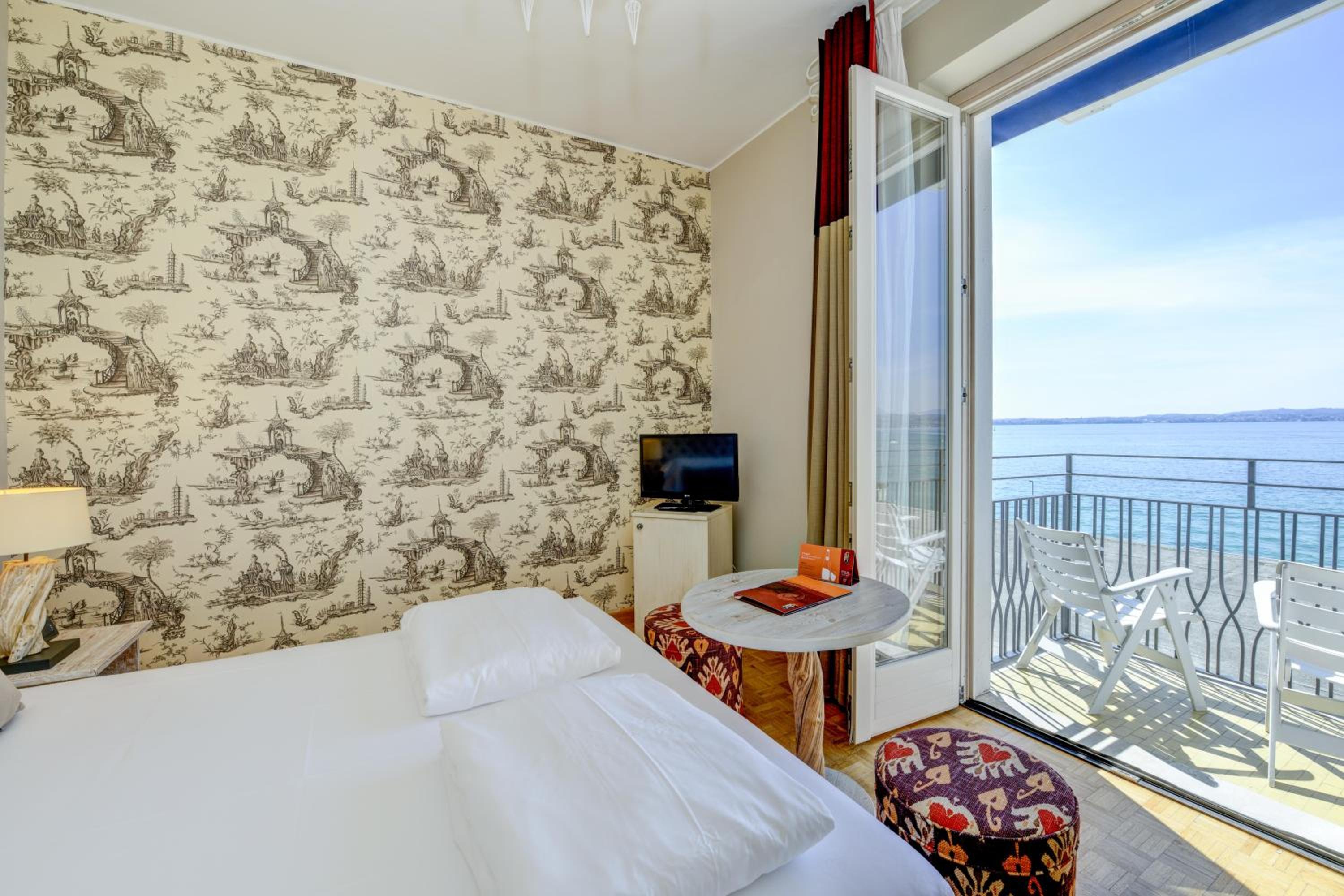 Deluxe Double Room with Lake View