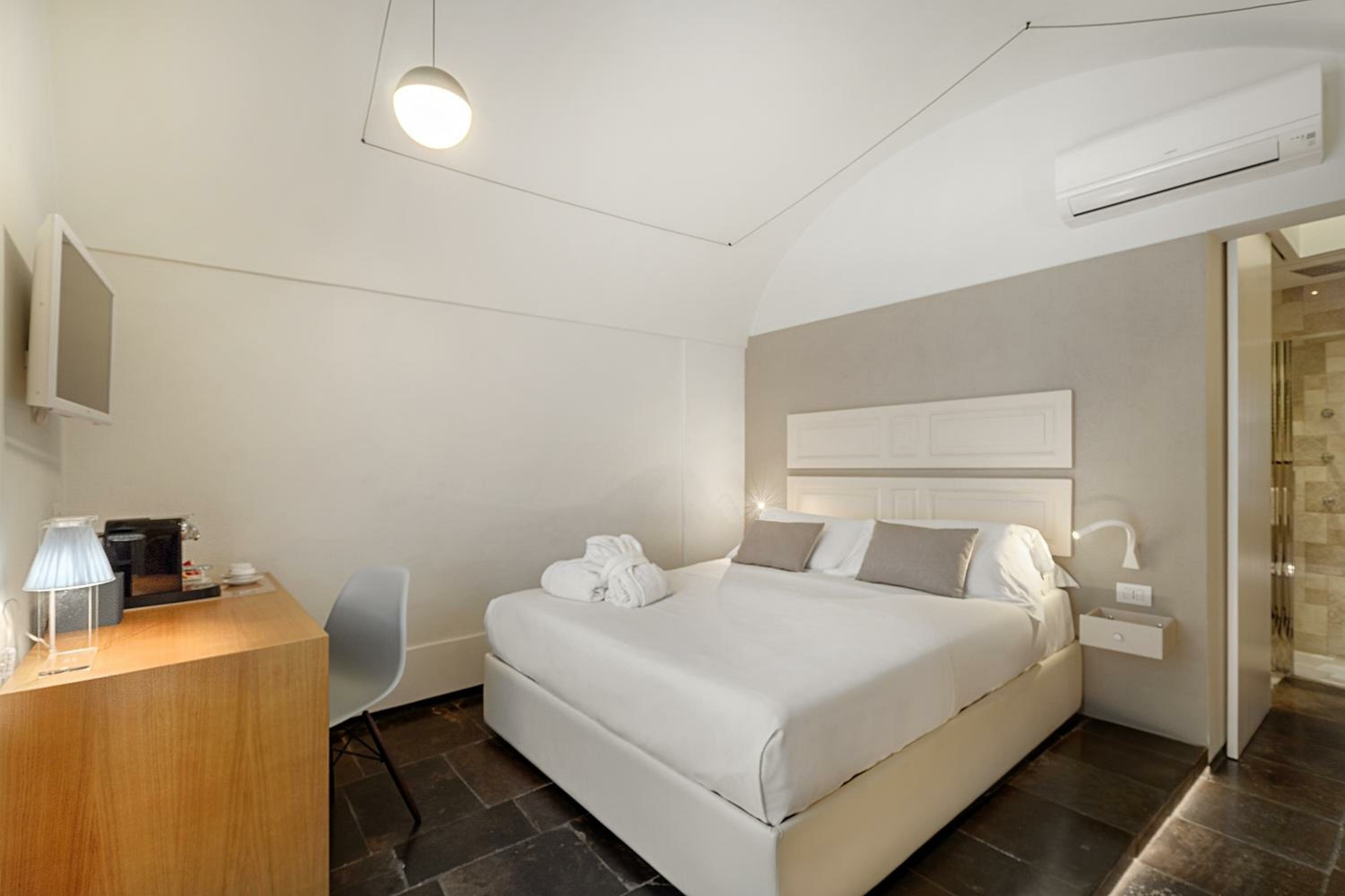 Queen Suite with Spa Bath