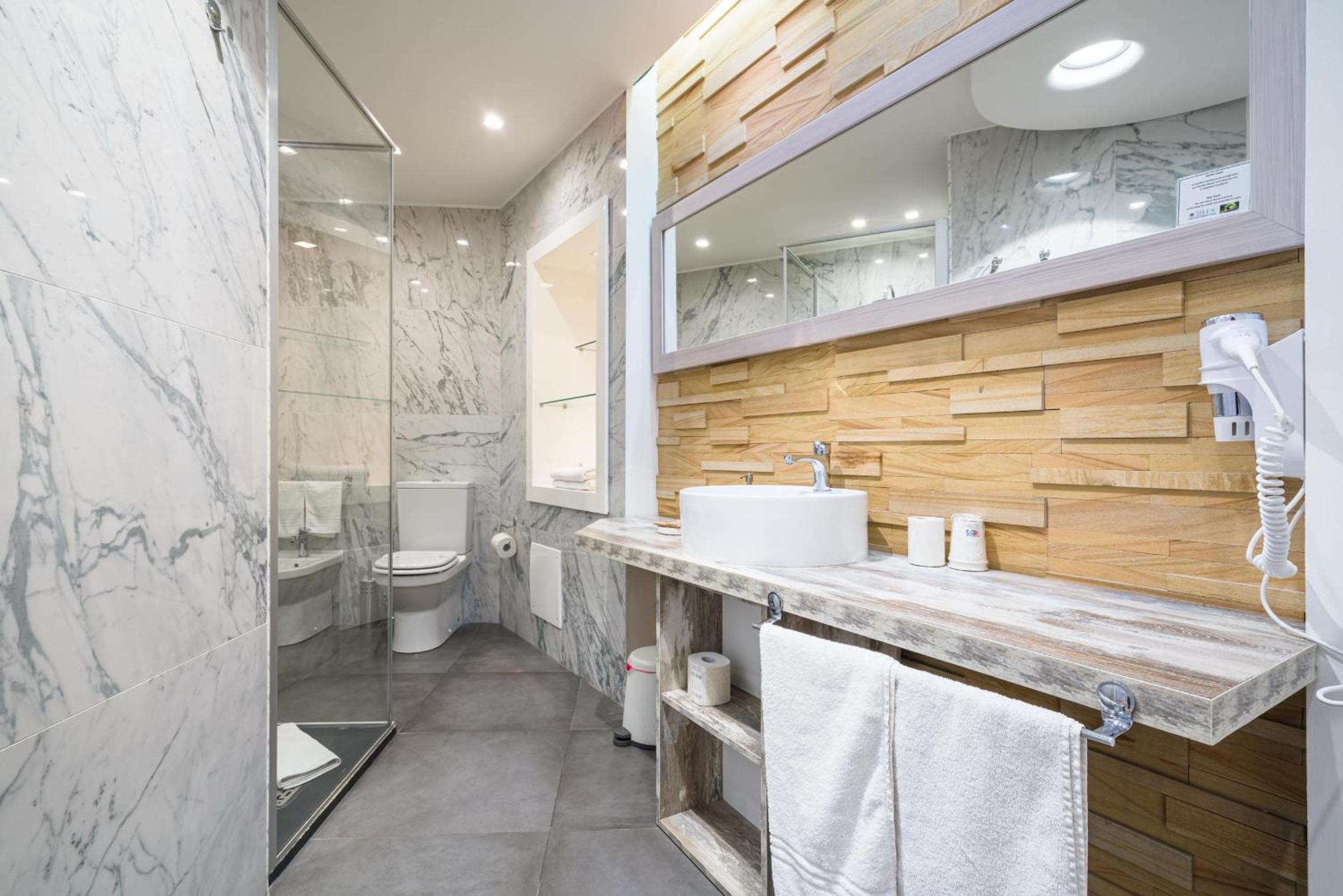 Deluxe Double Room with Balcony and Sea View