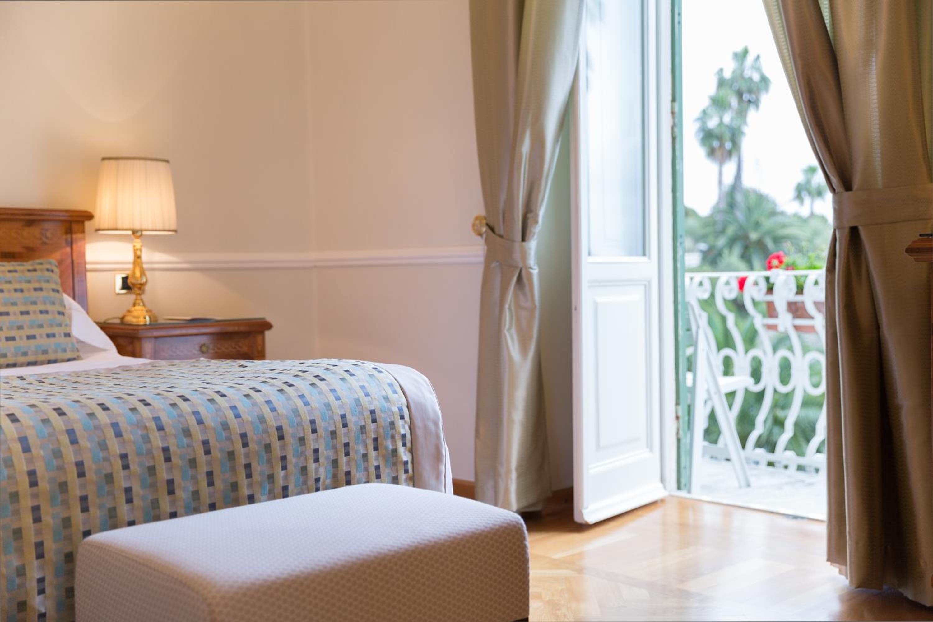 Junior Suite with Sea View and Balcony