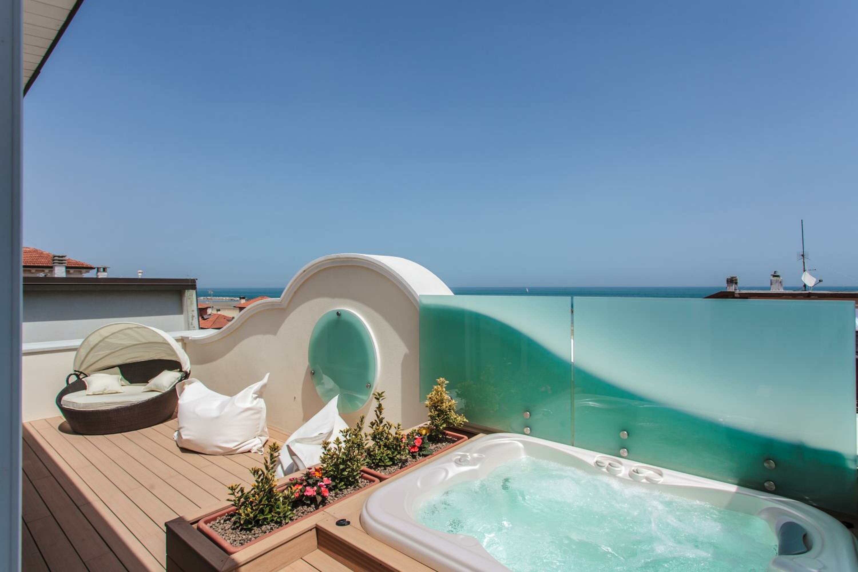 Queen Suite with Sea View and Hot Tub