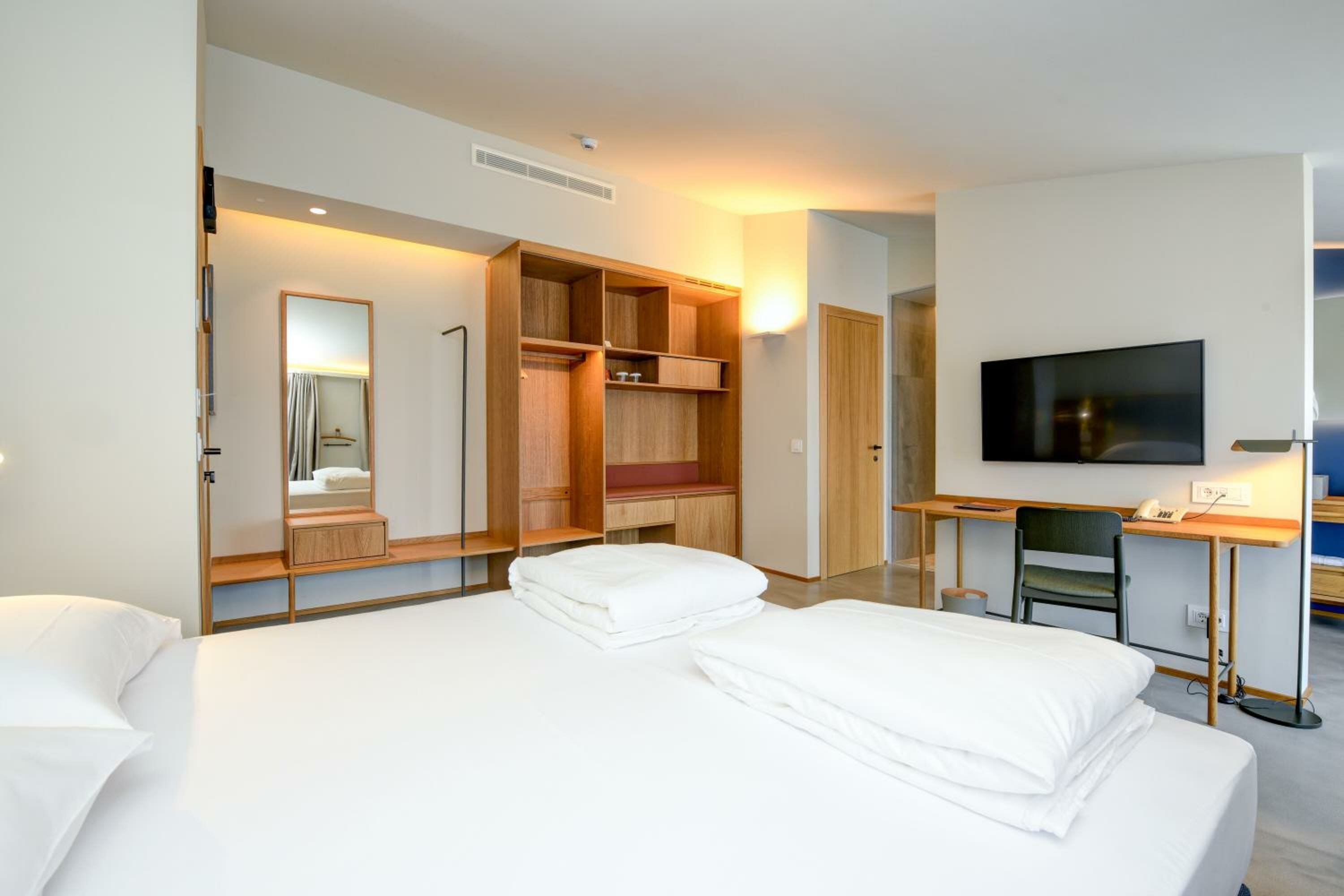 Superior Double Room with Lateral Lake View