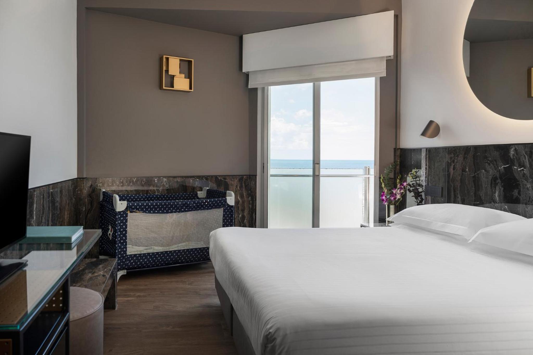 Superior Double or Twin Room with Partial Sea View