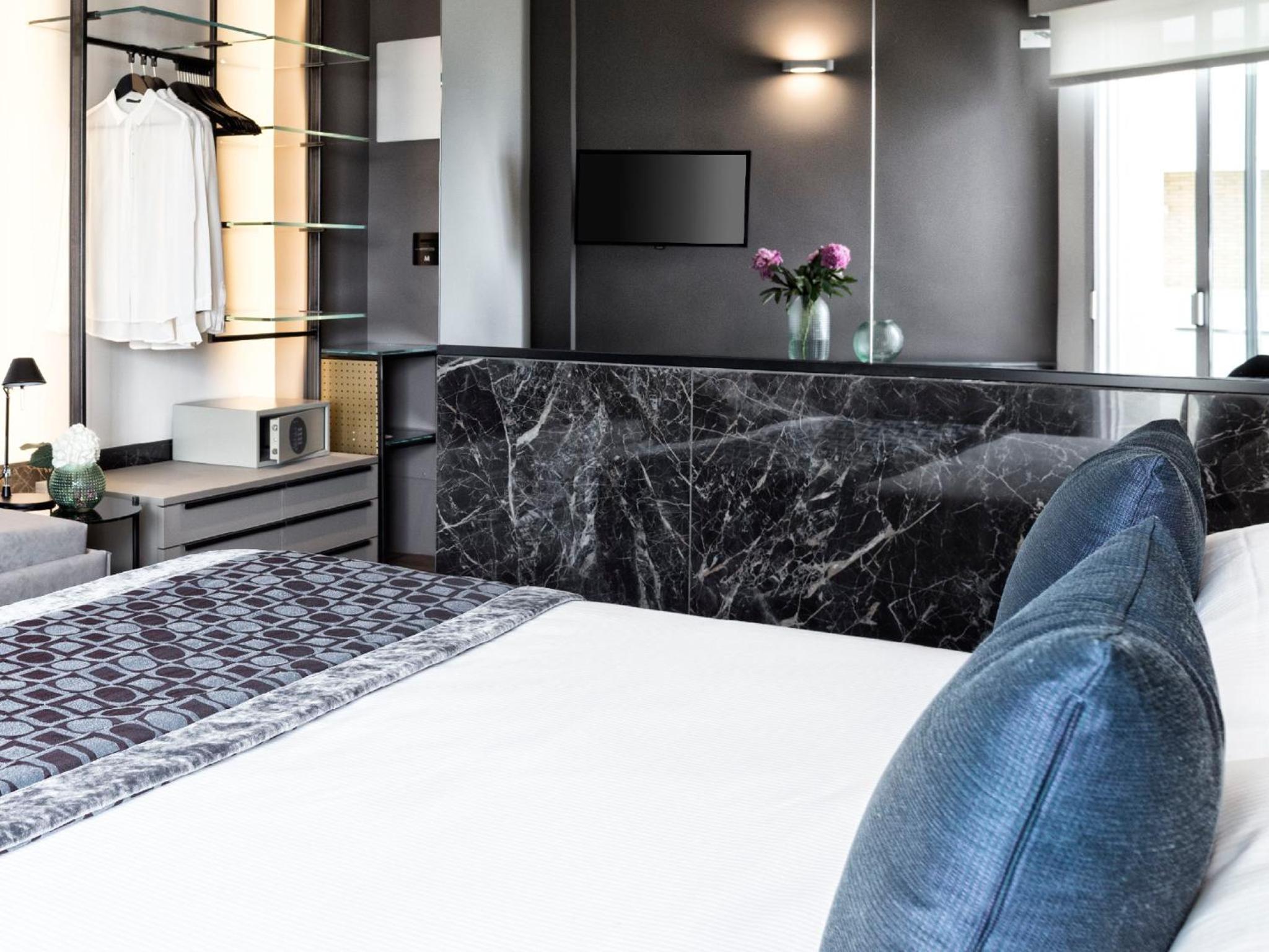 Superior Double or Twin Room with Partial Sea View