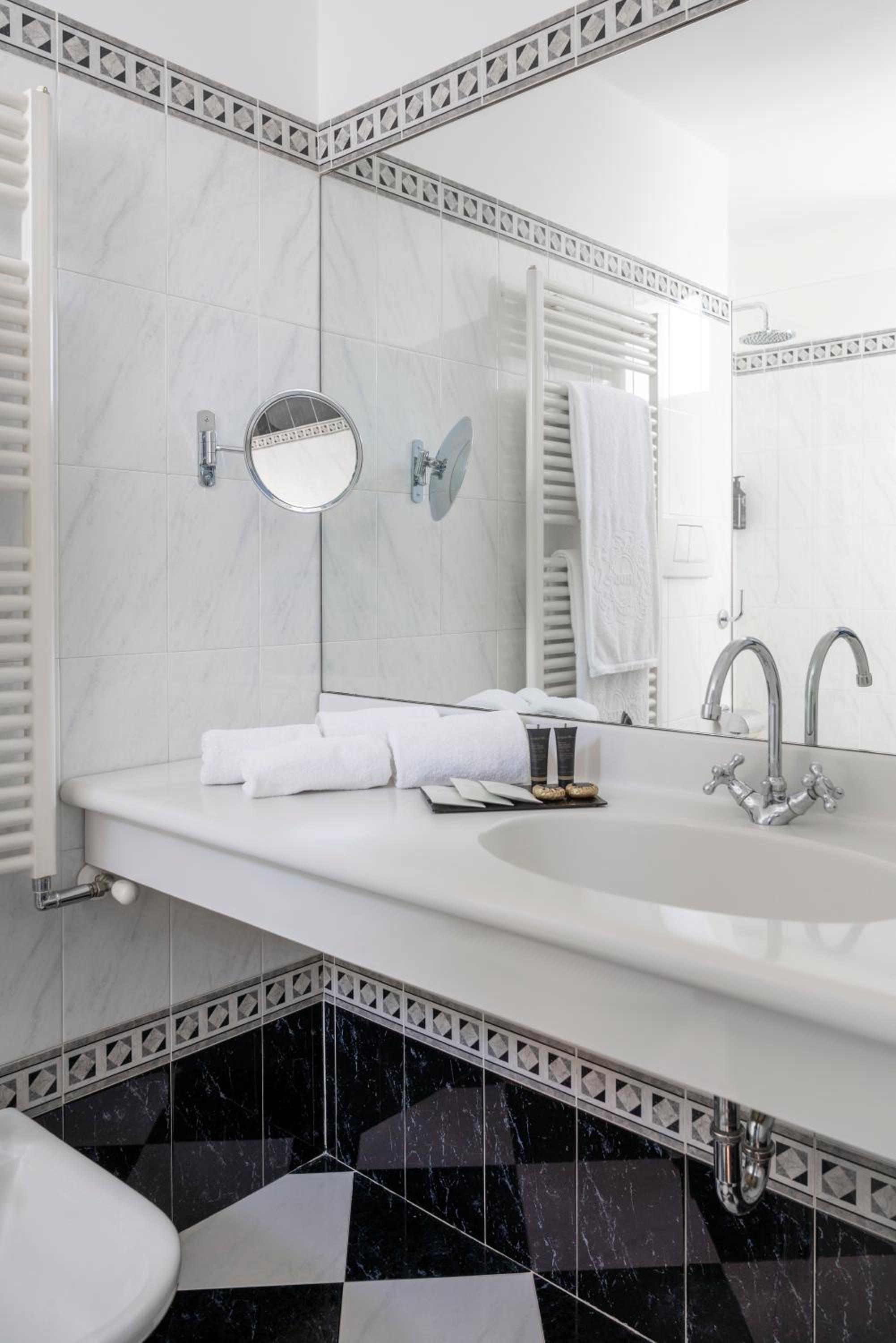 Deluxe Double or Twin Room with Sea View