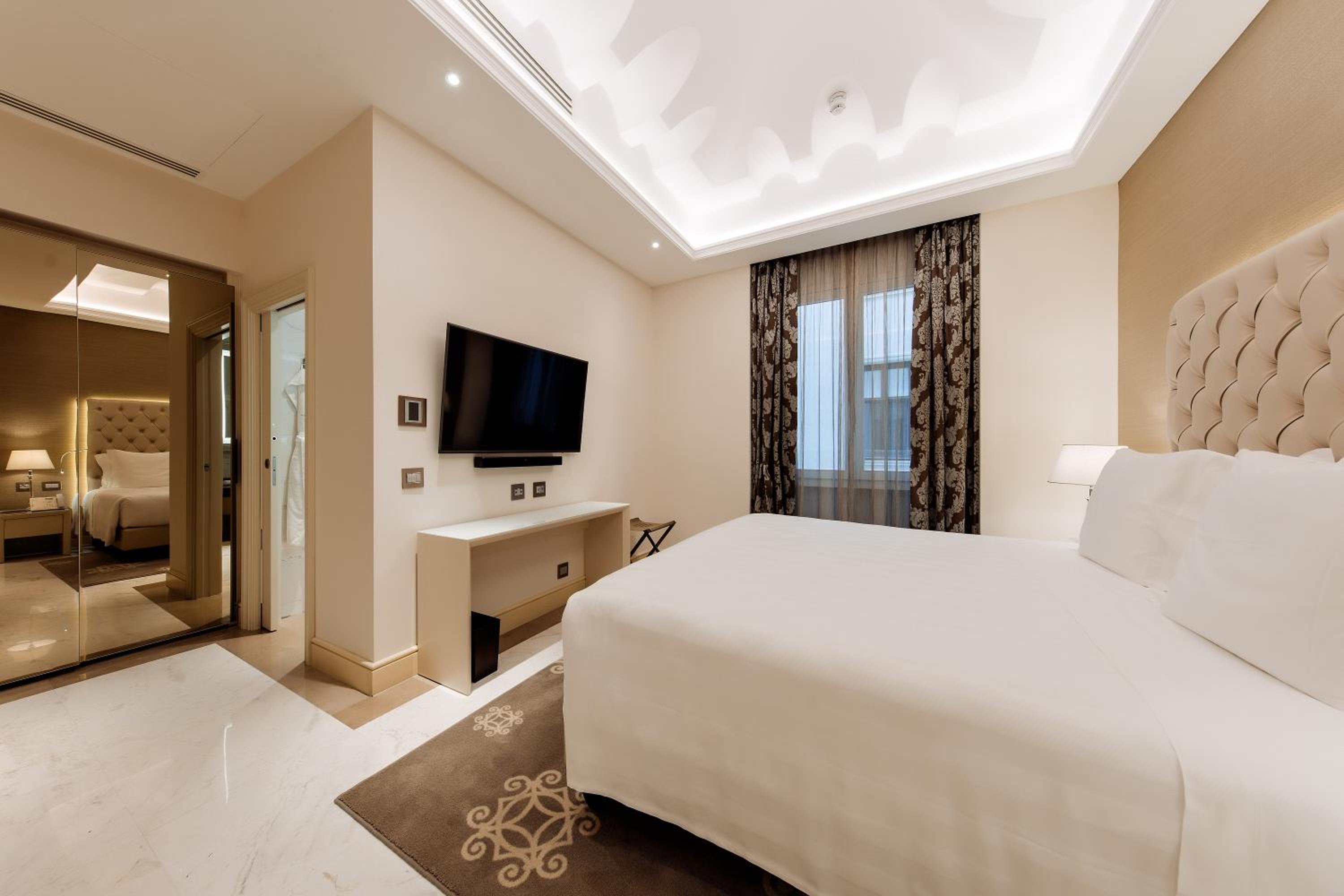 Deluxe King Room - Mobility Accessible