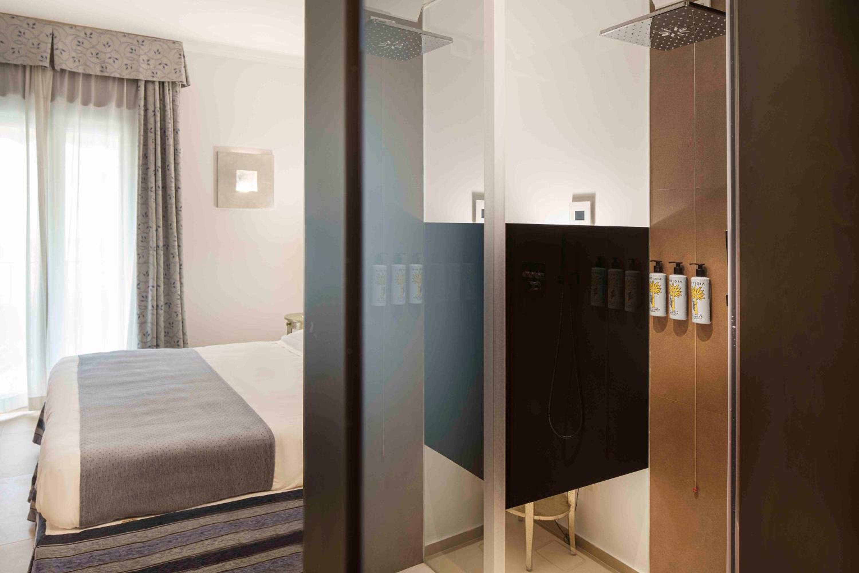 Deluxe Double Room with Partial Sea View