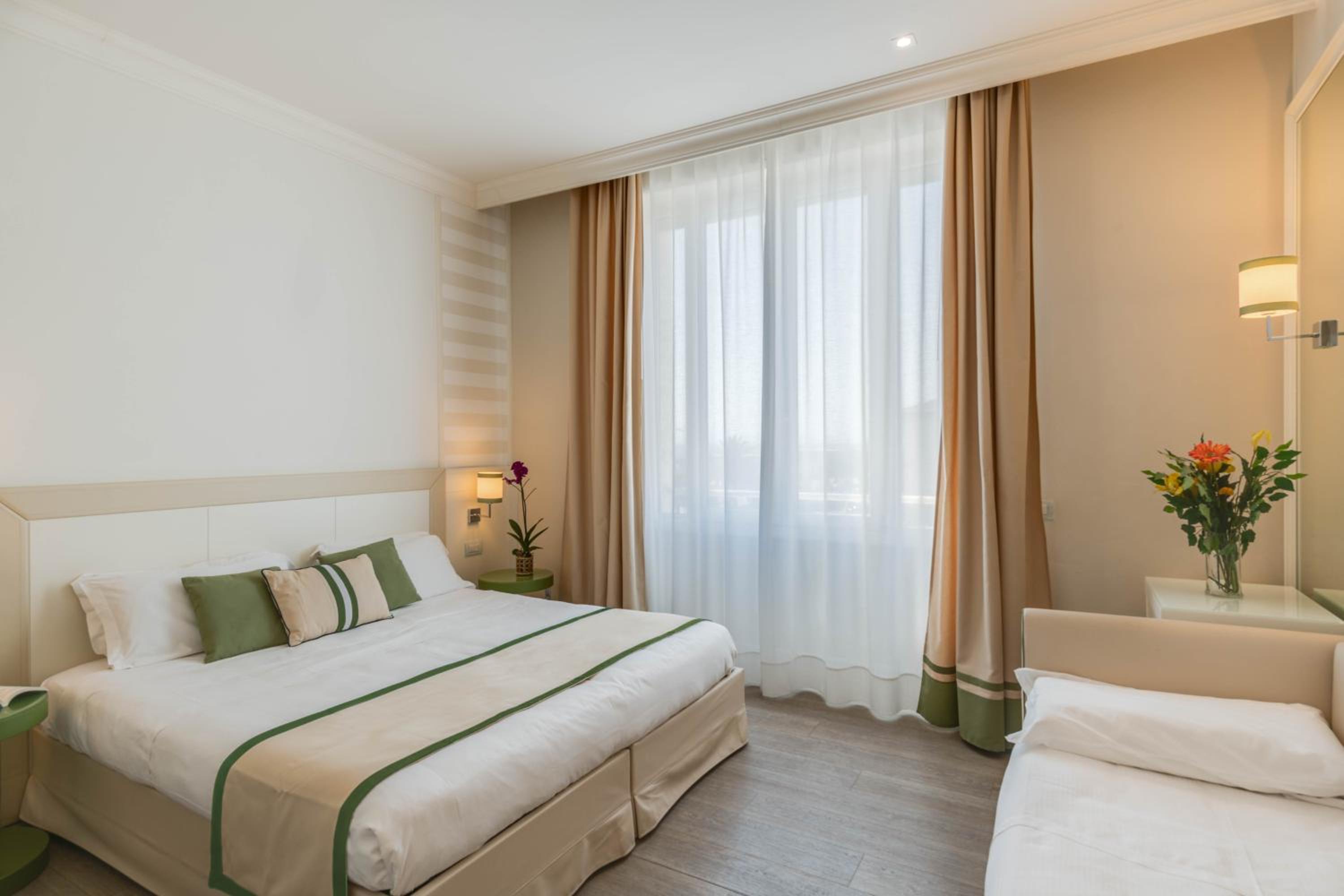 Triple Room with Partial Sea View