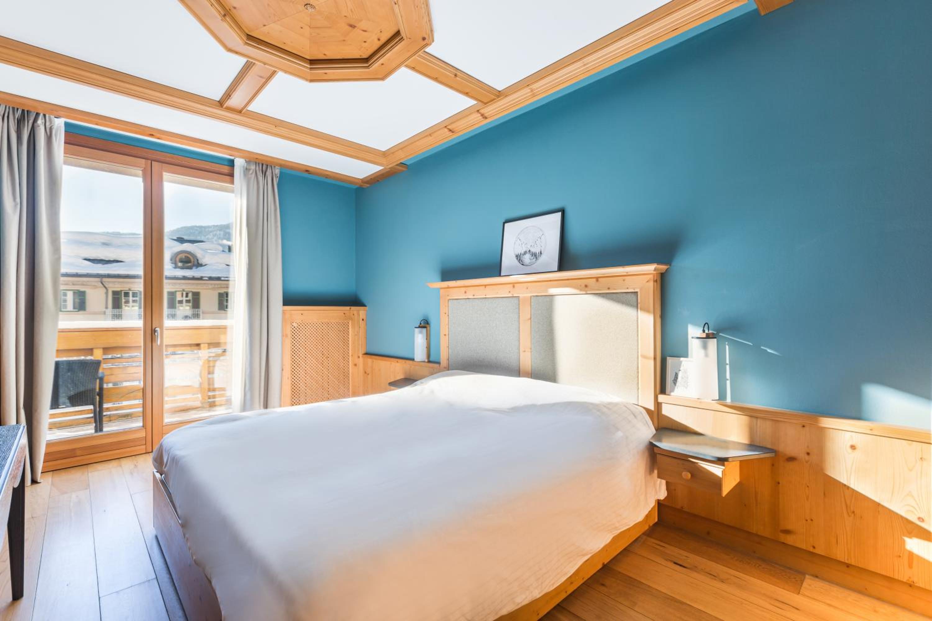 One-Bedroom Apartment with Tofane Mountain View and Balcony