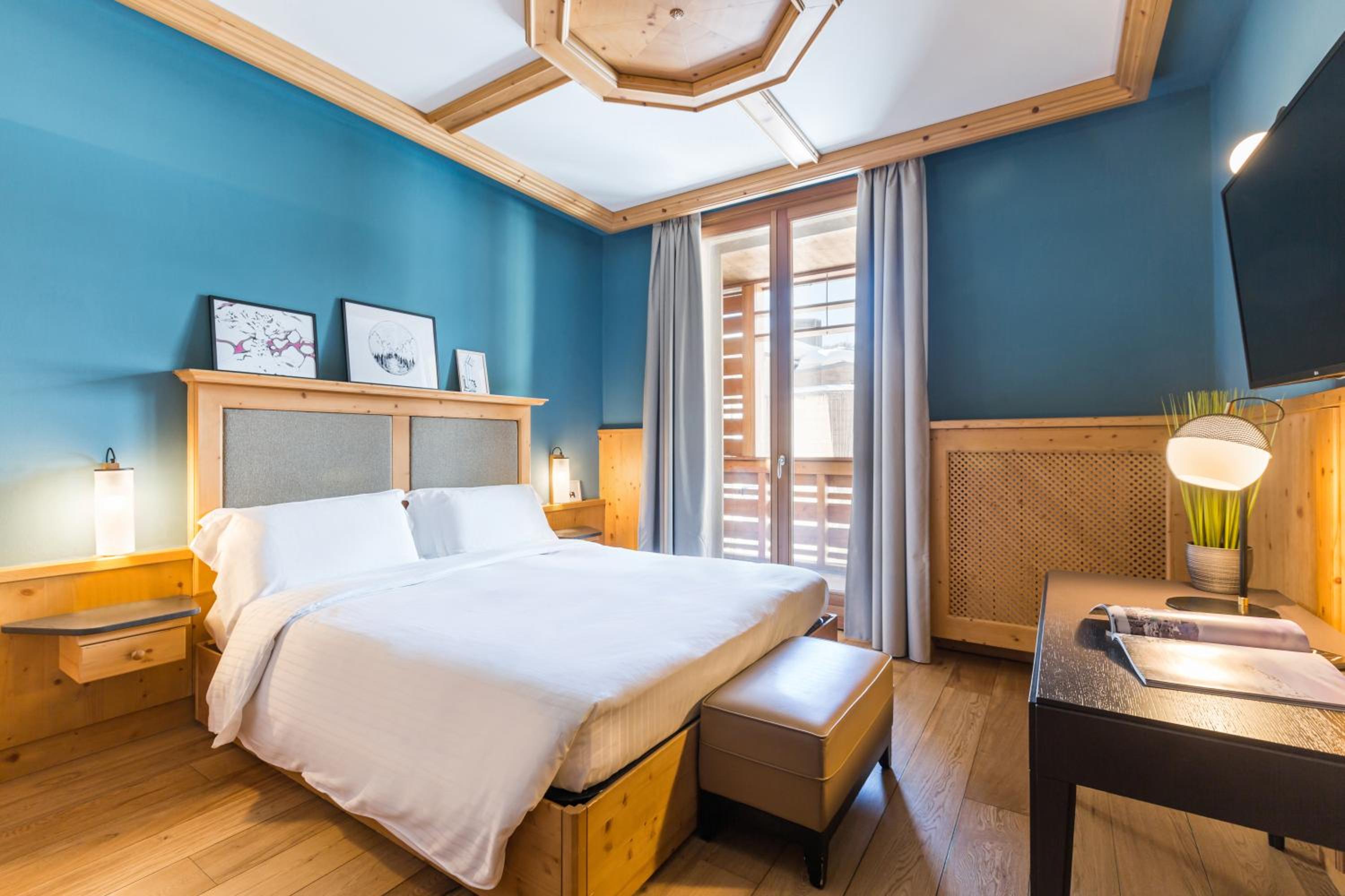 One-Bedroom Apartment with Tofane Mountain View and Balcony