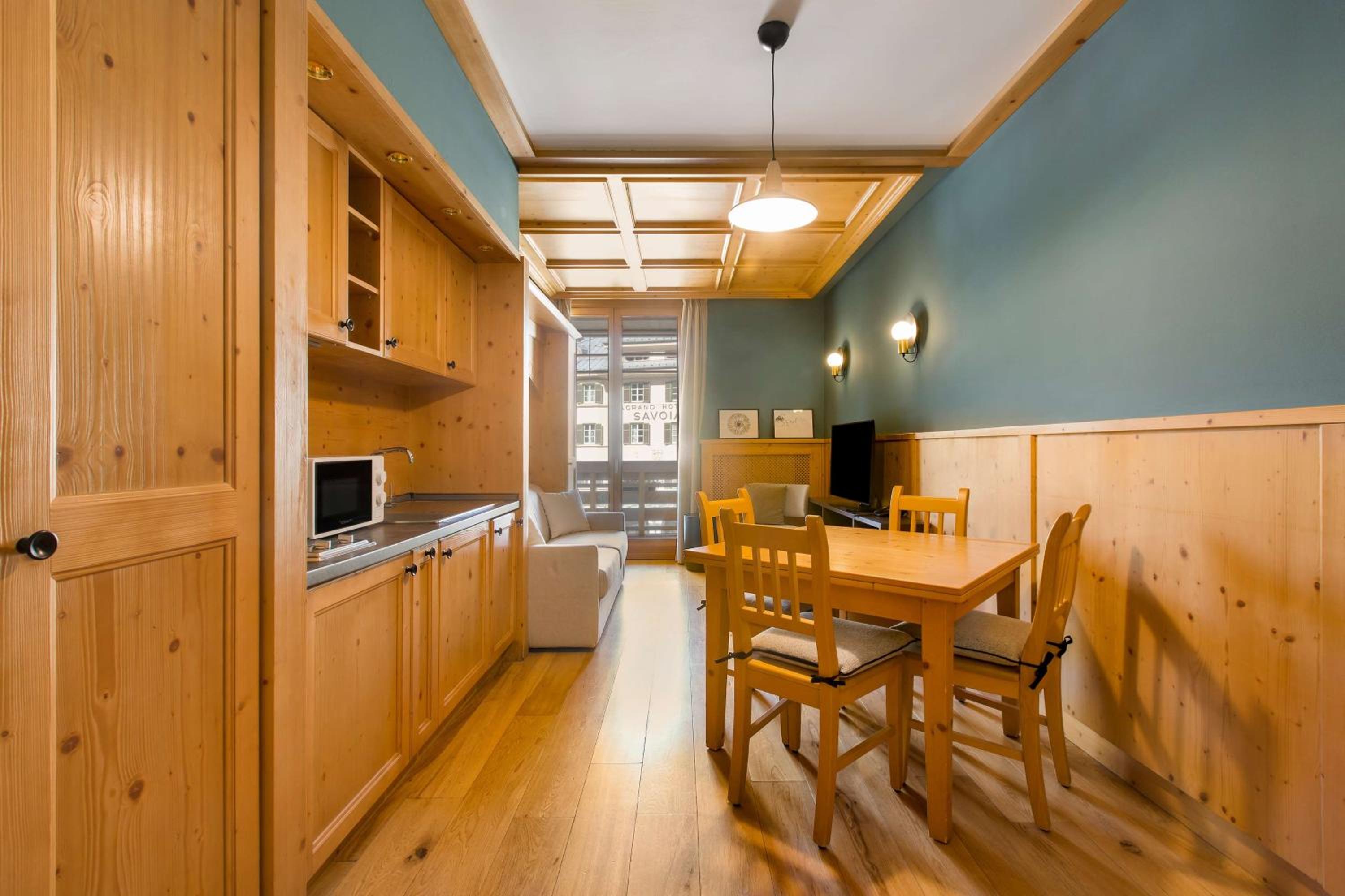One-Bedroom Apartment with Tofane Mountain View and Balcony