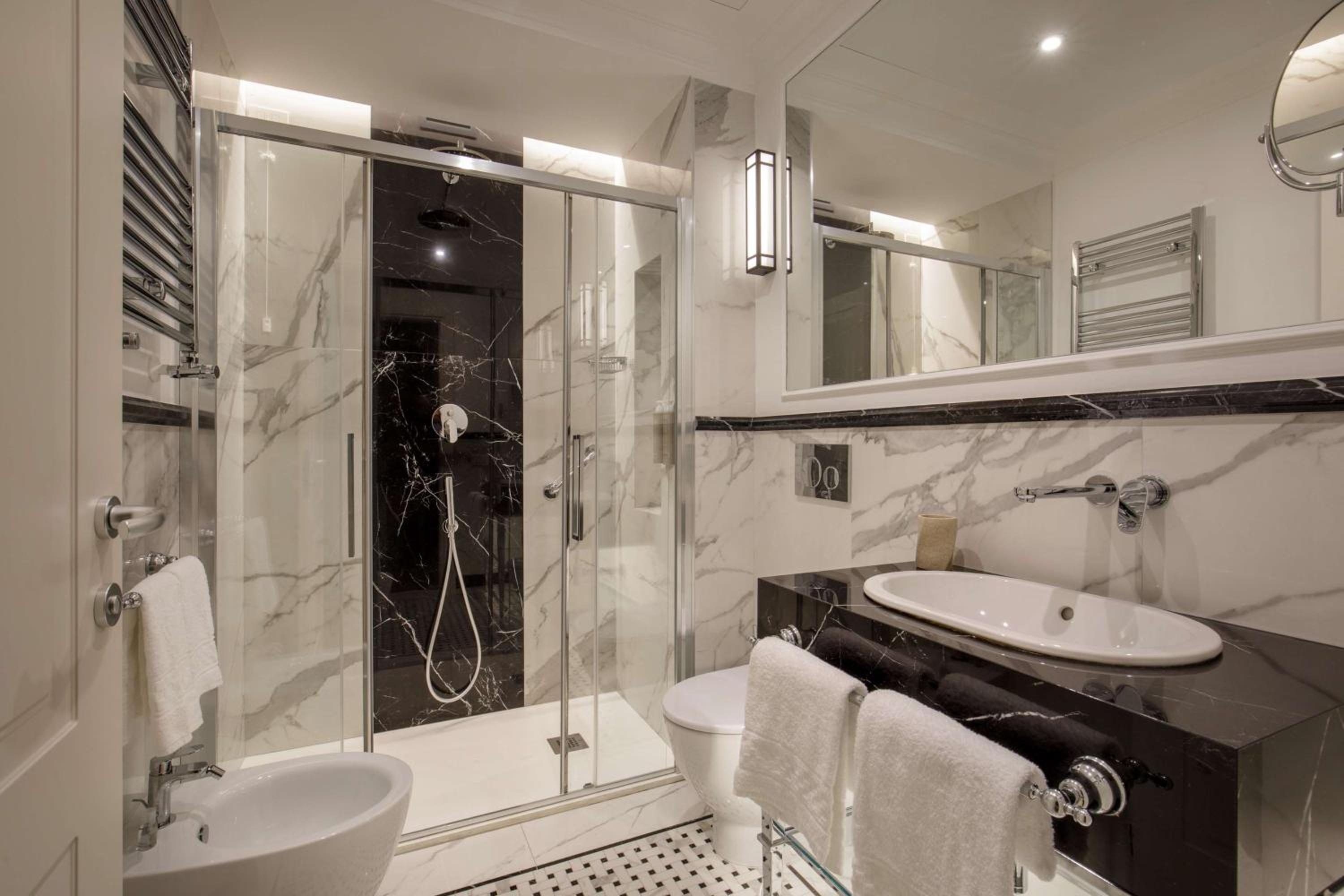 Family Room with One King Bed and One Queen Bed - Non-Smoking