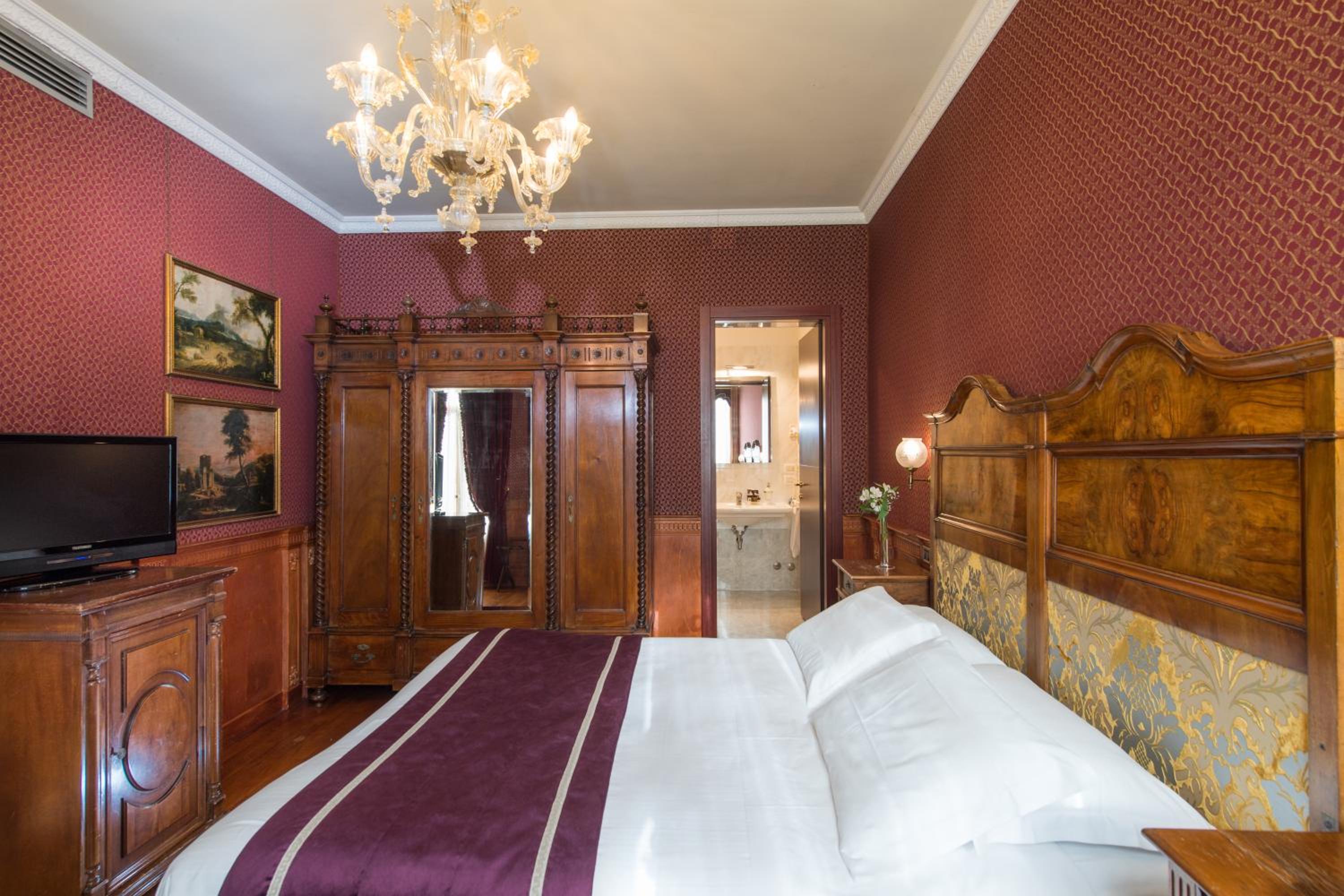 Deluxe Double or Twin Room with Terrace and Canal View