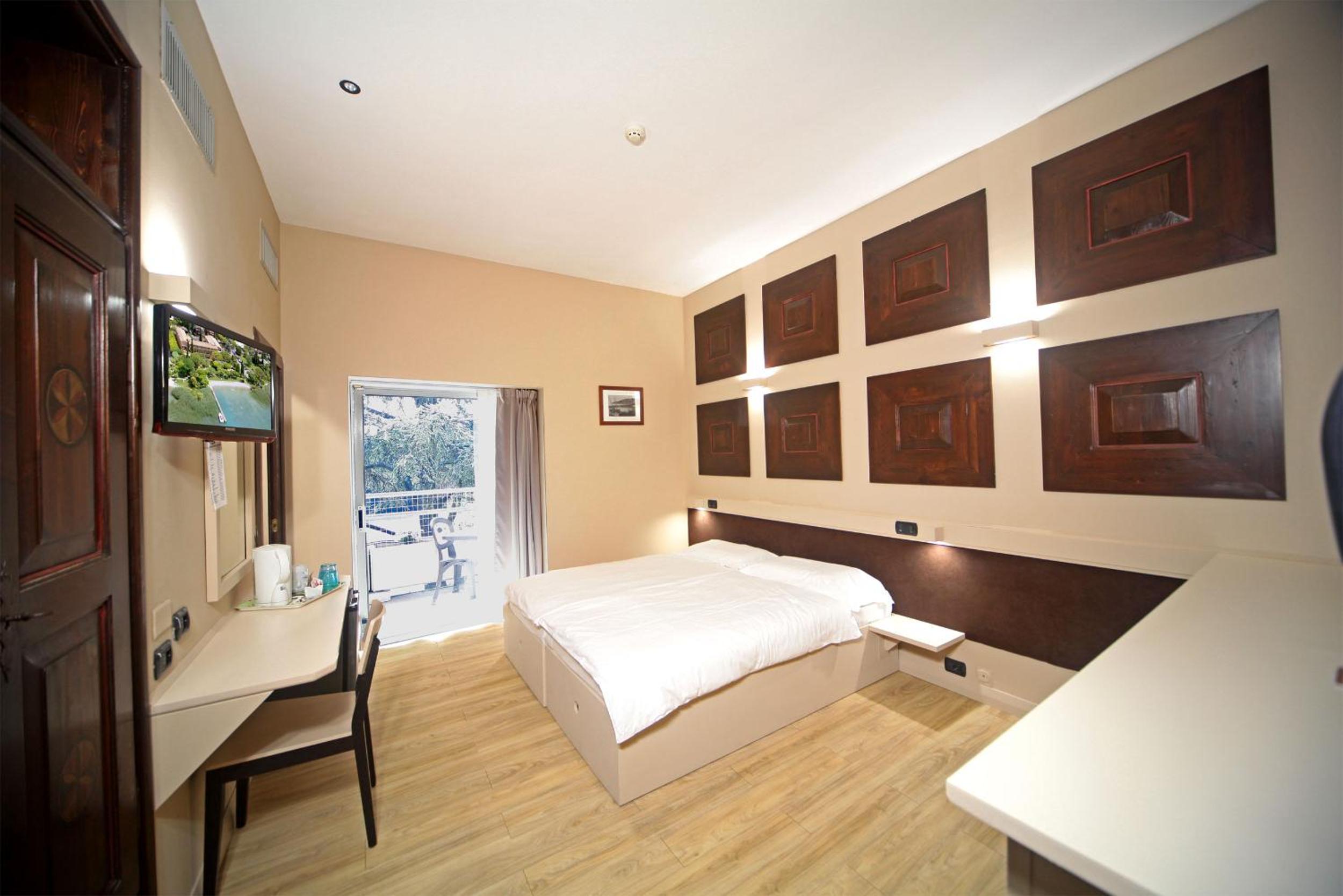 Superior Double or Twin Room with Lateral Lake View