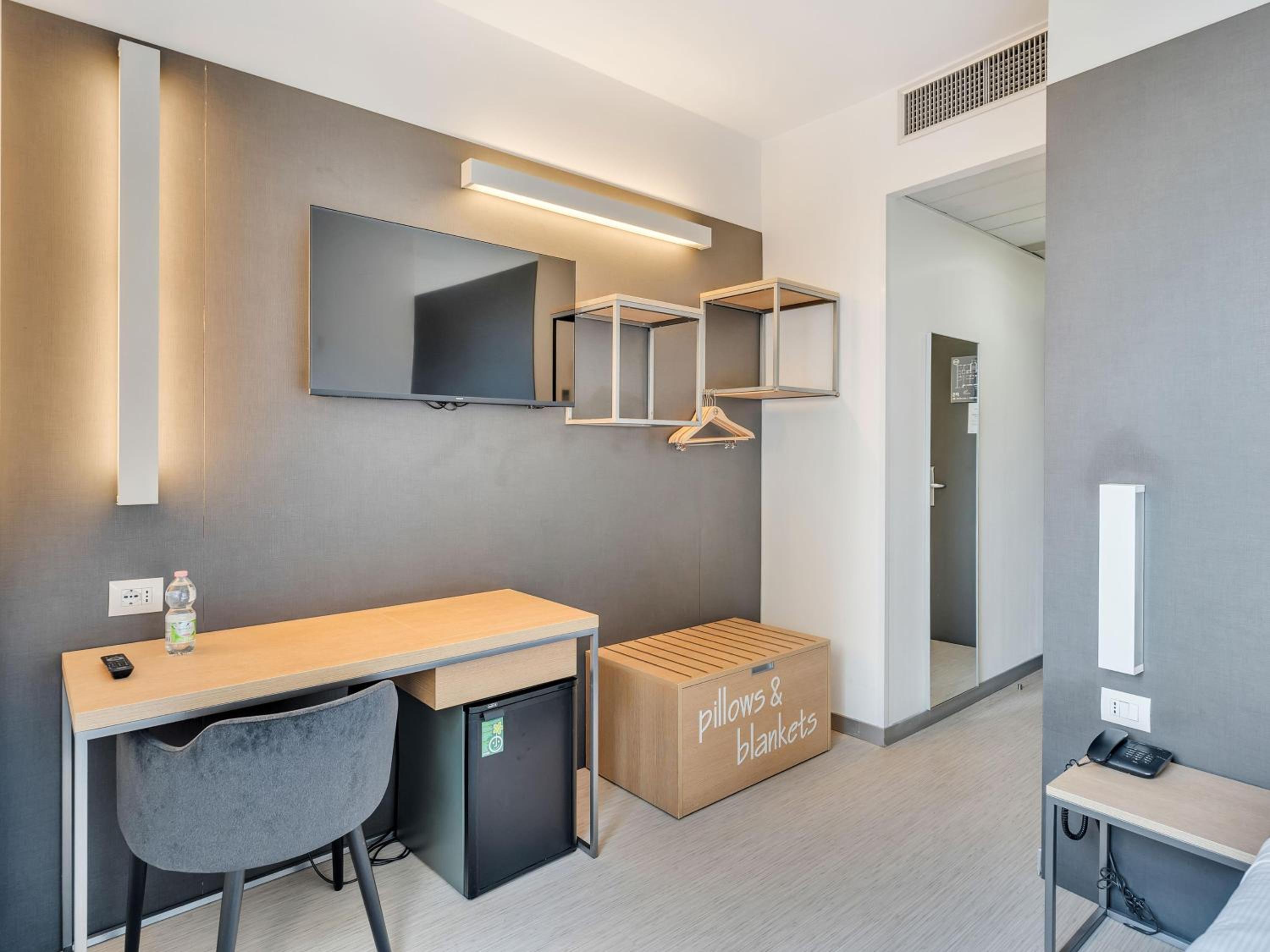Queen Room (1 Adult)