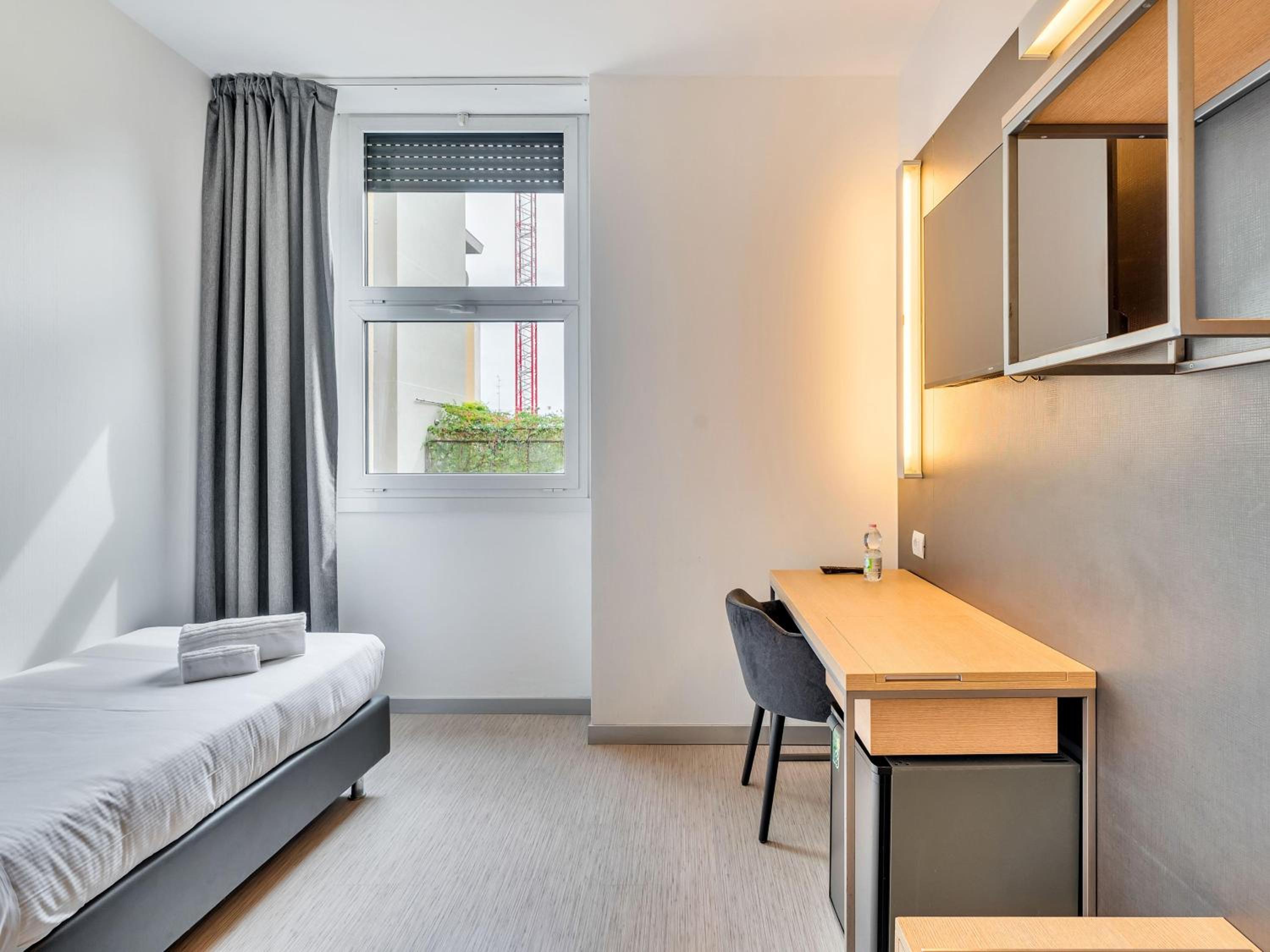 Queen Room (1 Adult)